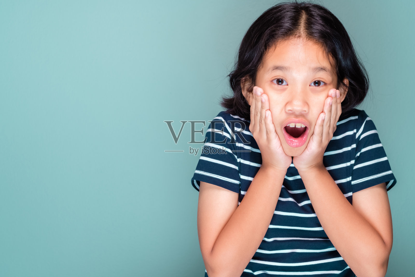 孩子表达兴奋照片摄影图片