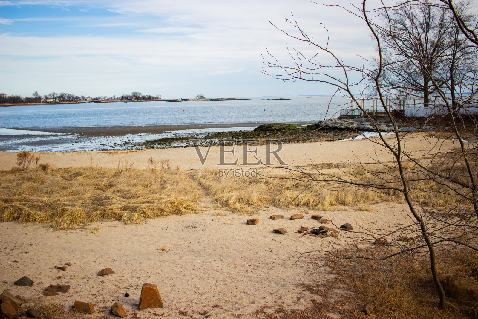 空荡荡的海滩俯瞰着长岛湾。照片摄影图片