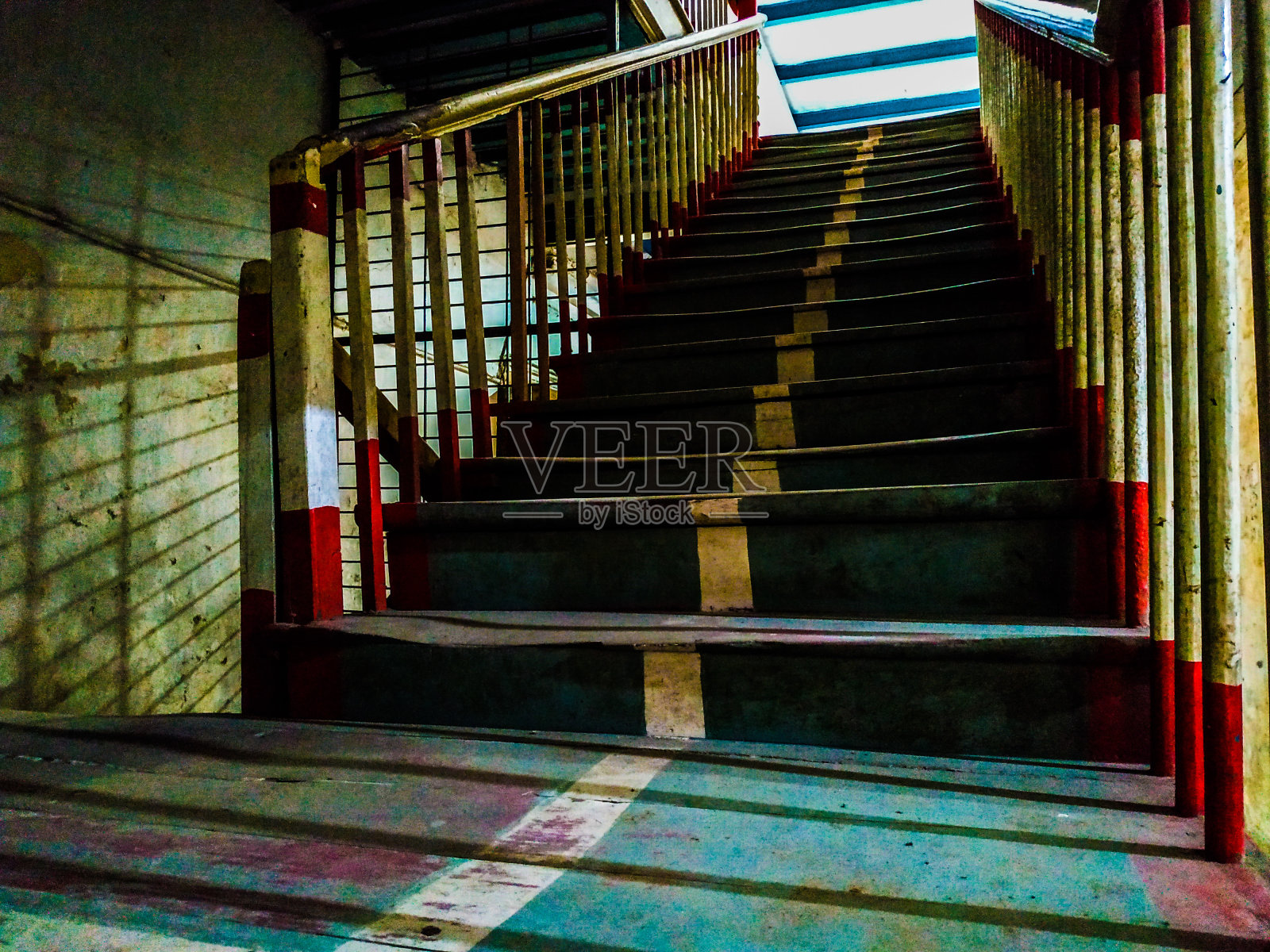 旧建筑里的楼梯照片摄影图片
