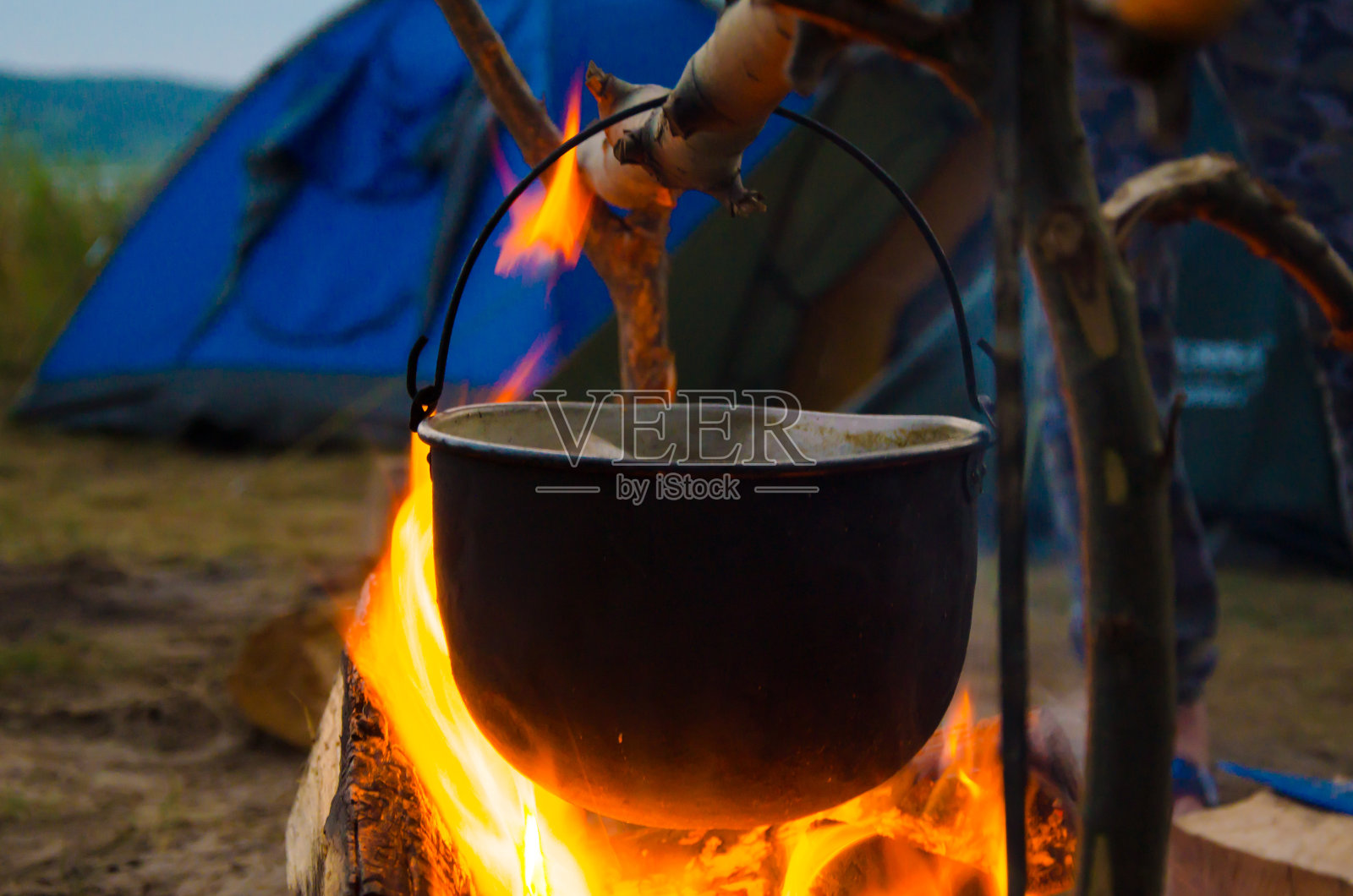露营大锅。火刑柱上的大锅。在河边休息照片摄影图片