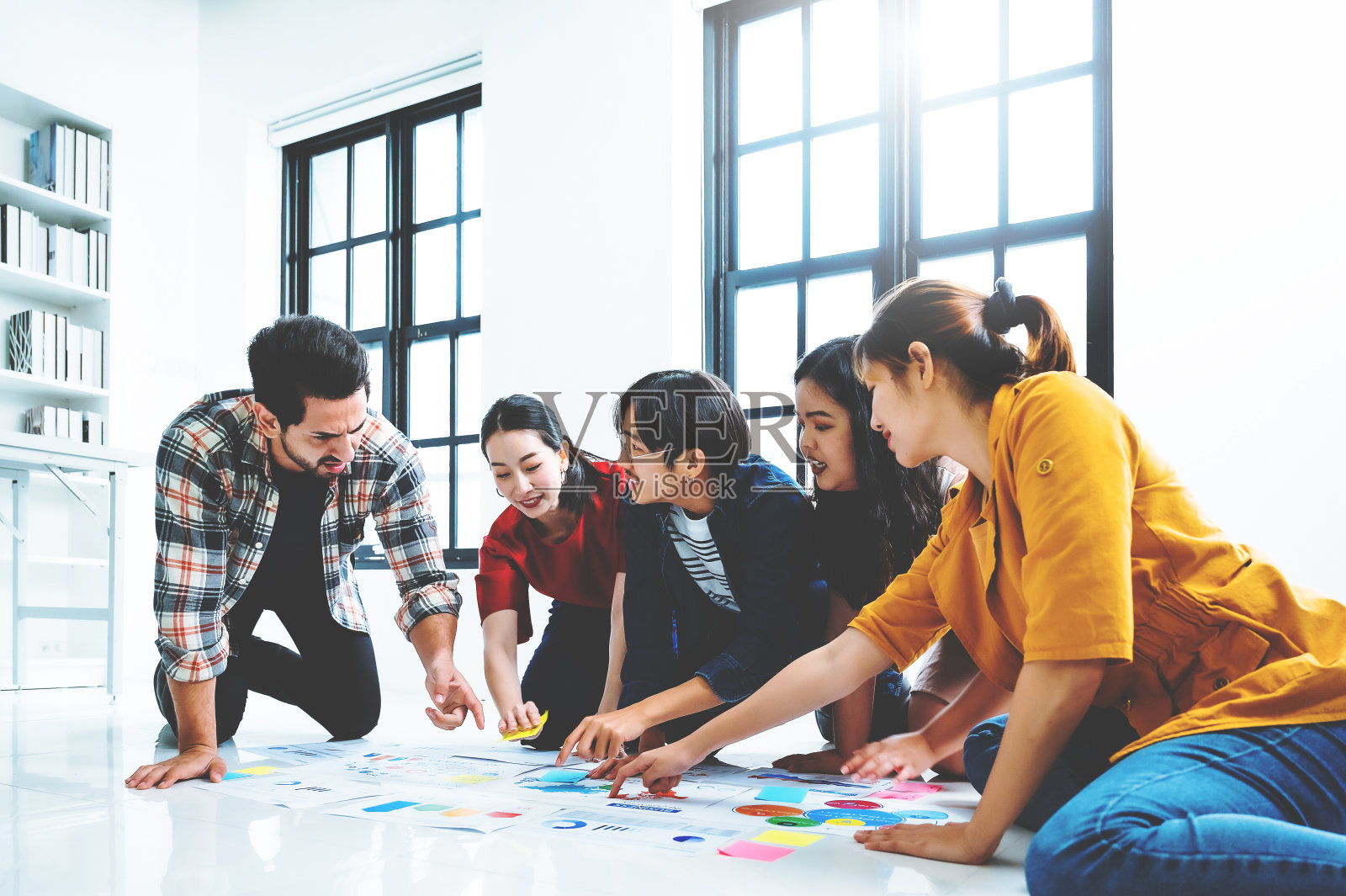 一群年轻的商业人士团队和设计师。他们正在做一个新项目。创业企业家多民族多元化的人照片摄影图片