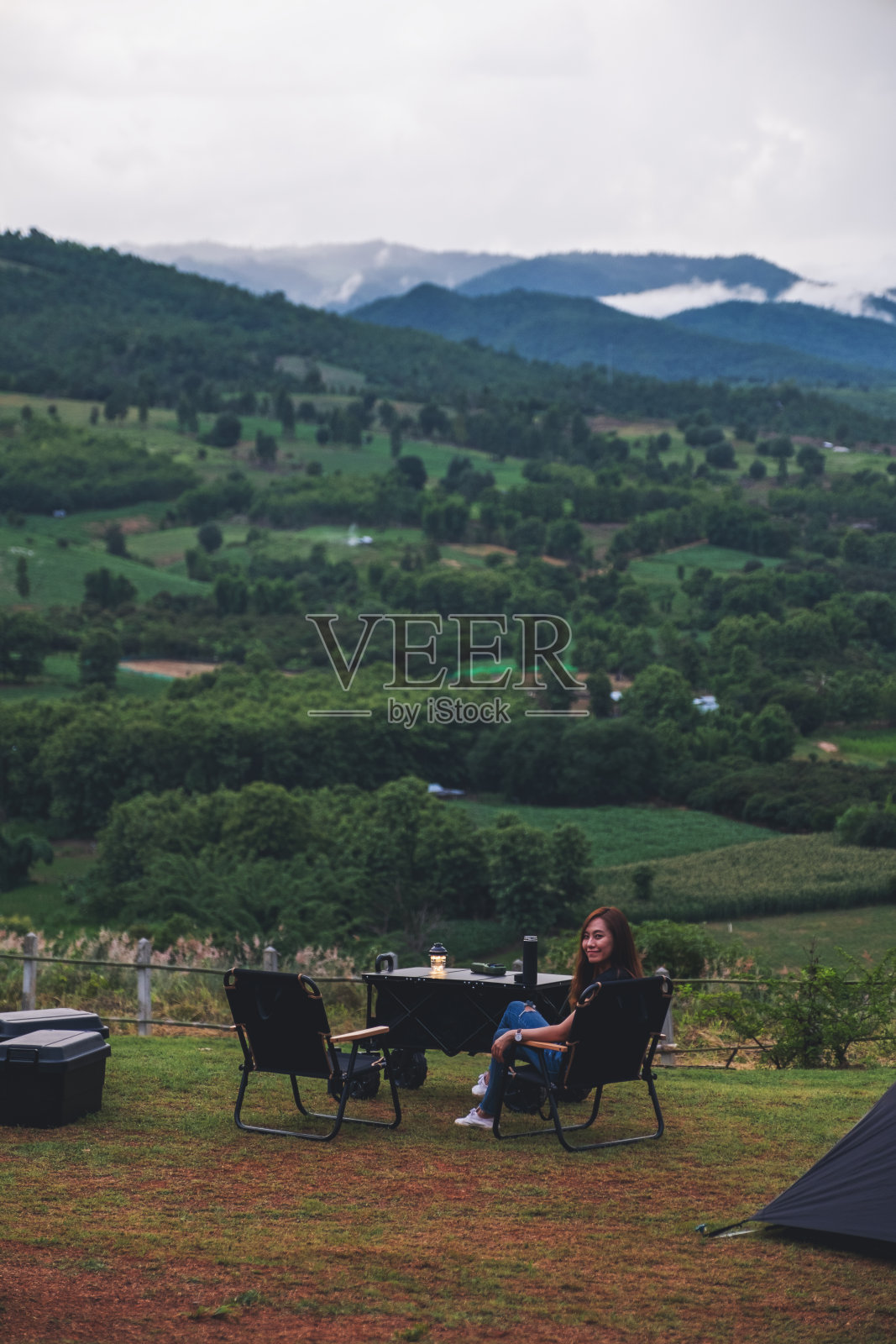 坐在户外露营的年轻女子照片摄影图片