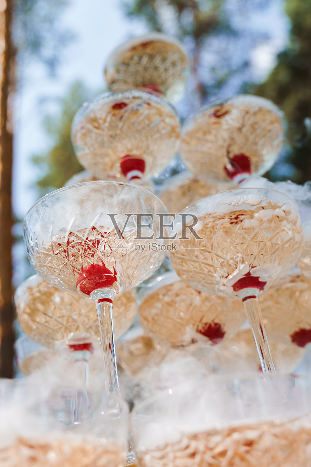 酒杯在金字塔的香槟特写。婚礼饮酒业。为客人准备的酒精鸡尾酒。露天商务会议，保持社交距离照片摄影图片