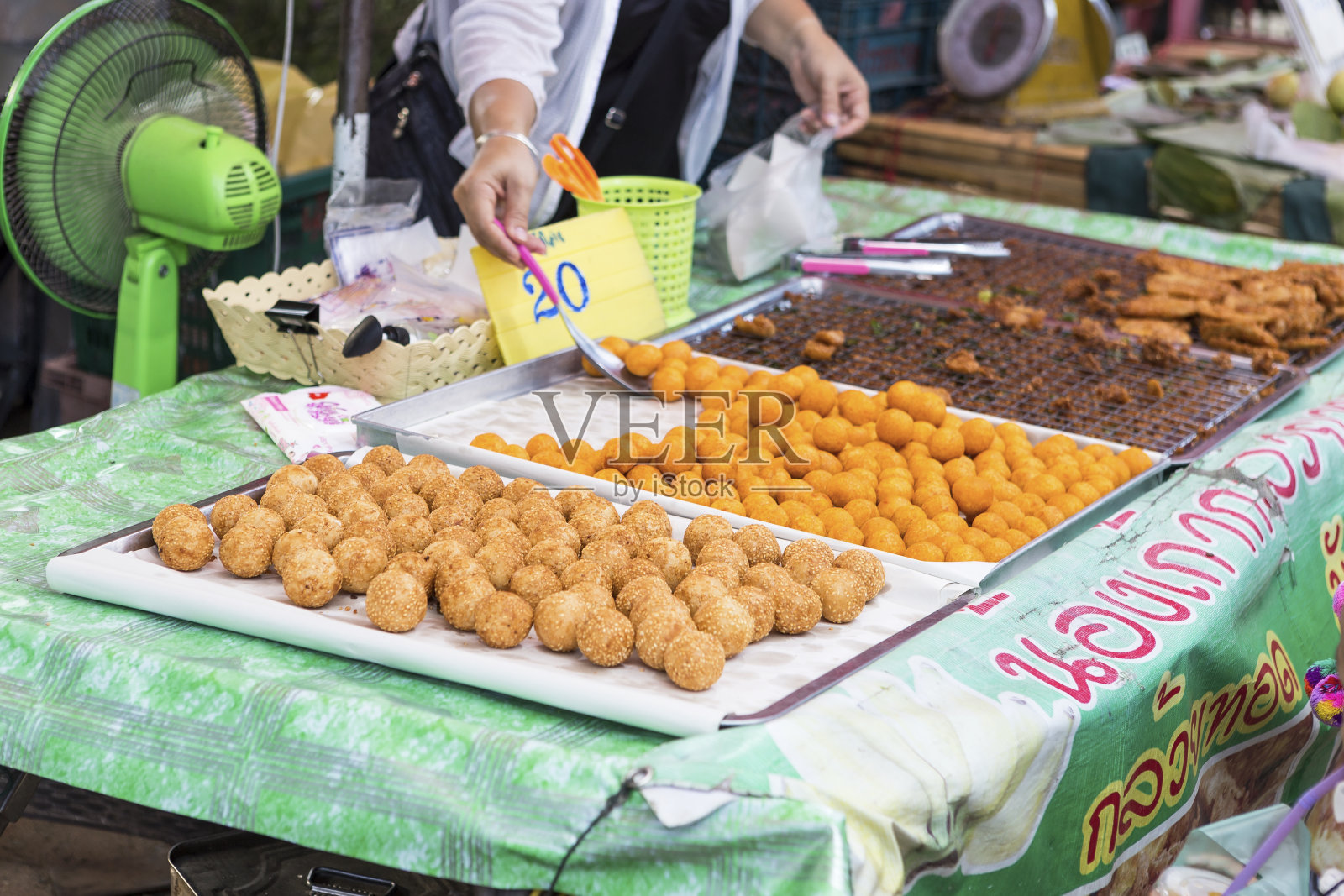 油炸金球，泰国北部新鲜市场的泰式小吃照片摄影图片
