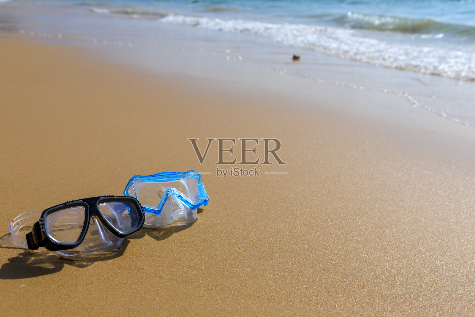 沙滩上的游泳面罩。潜水的时候。照片摄影图片