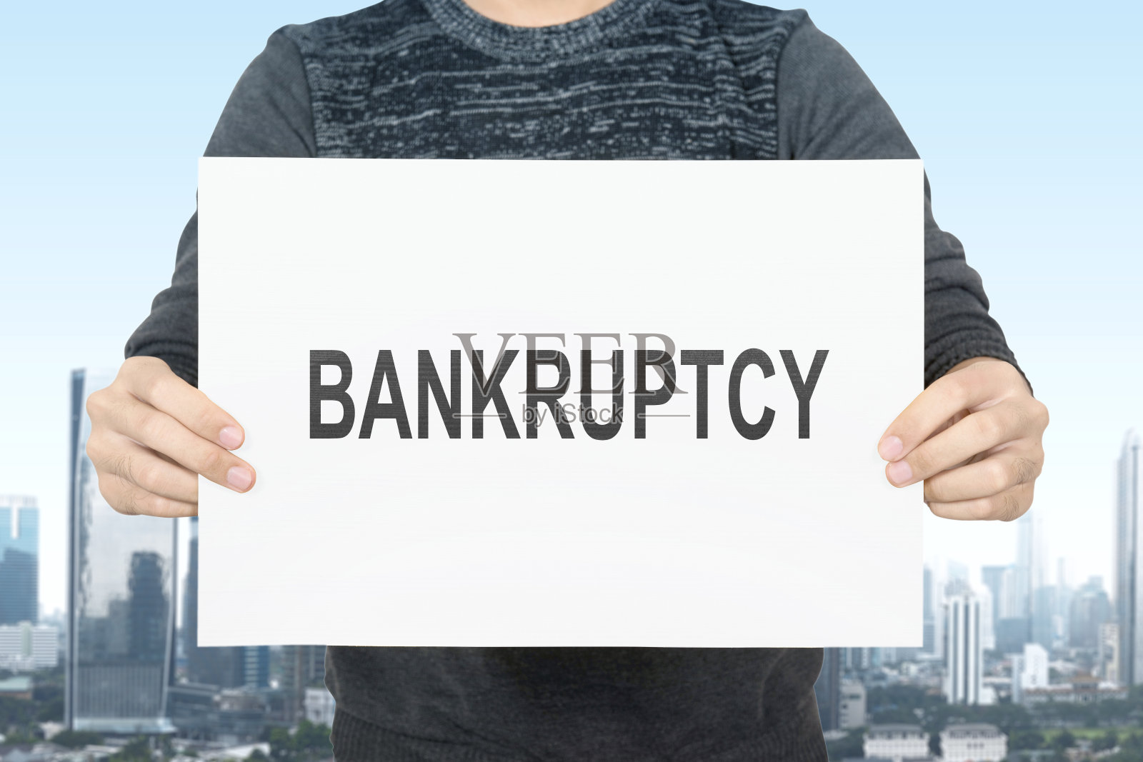 商人拿着一张白纸，上面写着破产条款照片摄影图片
