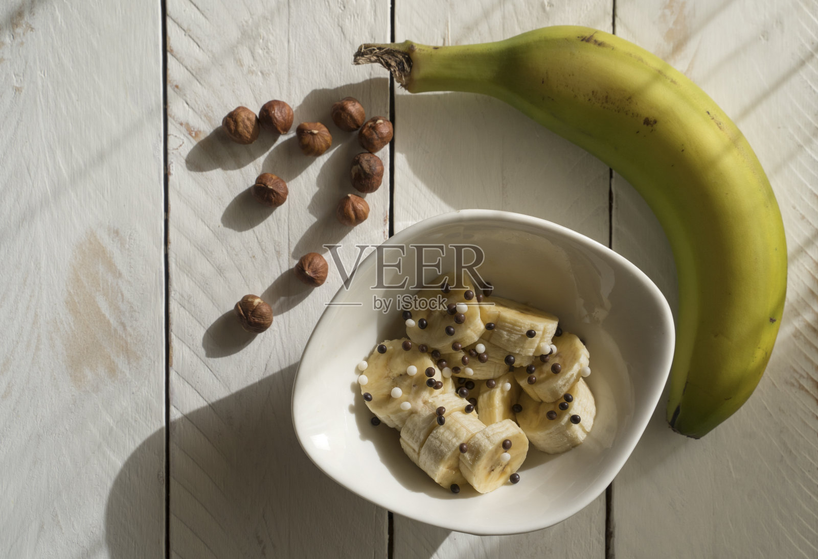 香蕉片配巧克力和榛子照片摄影图片