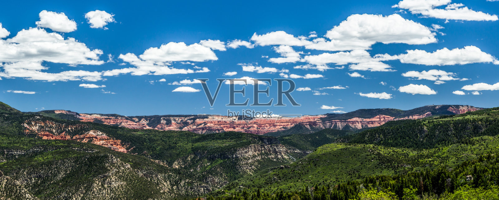 雪松断裂国家纪念碑的红色岩层的全景照片摄影图片