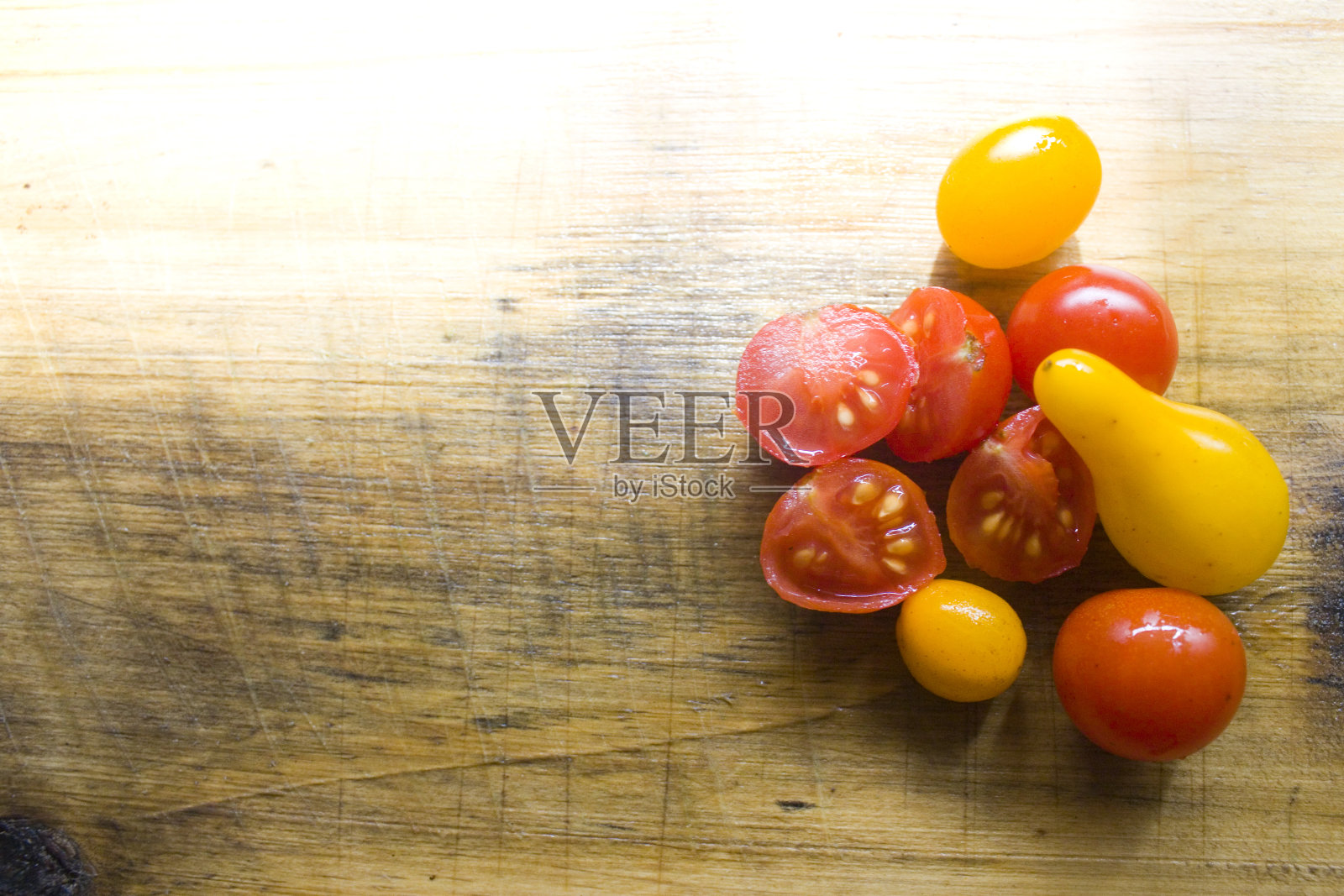 小圣女果，切成黄色、红色两半照片摄影图片