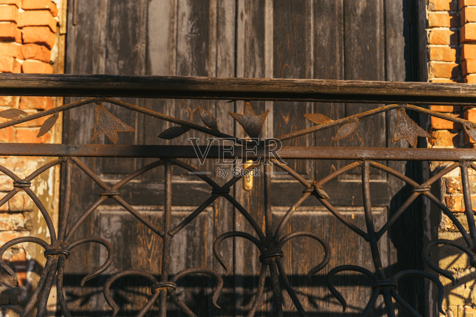 古老的风化木门与华丽的铁栅栏阴影照片摄影图片