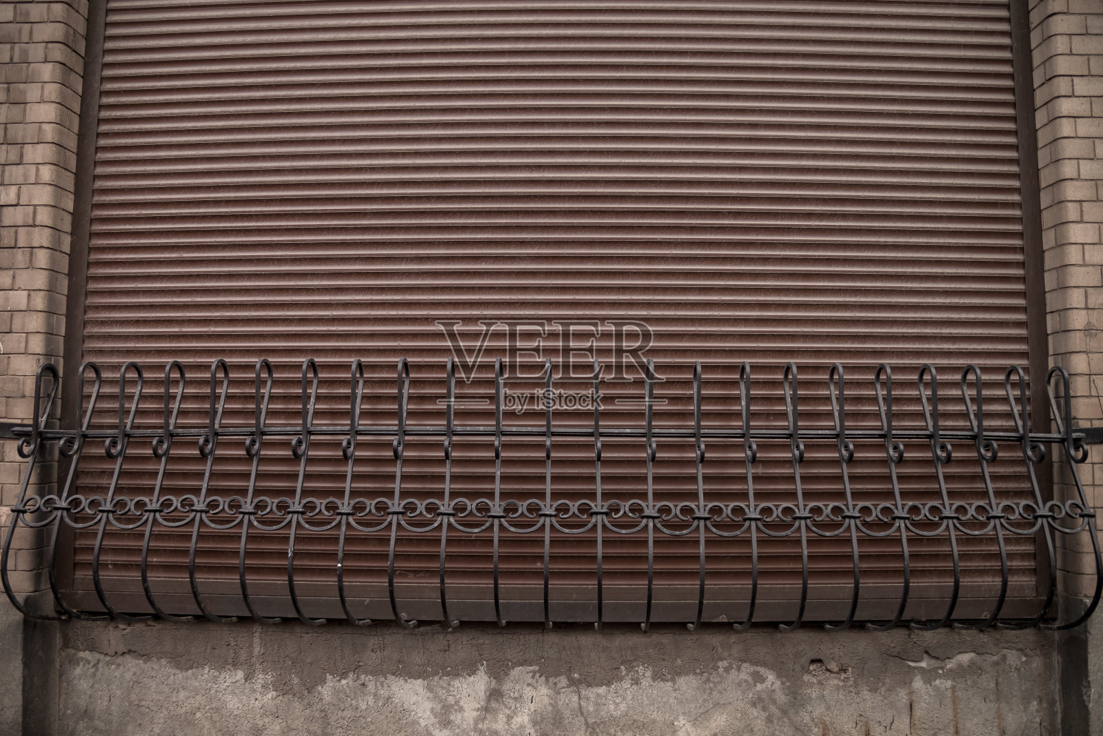 装有棕色百叶窗的大窗户照片摄影图片