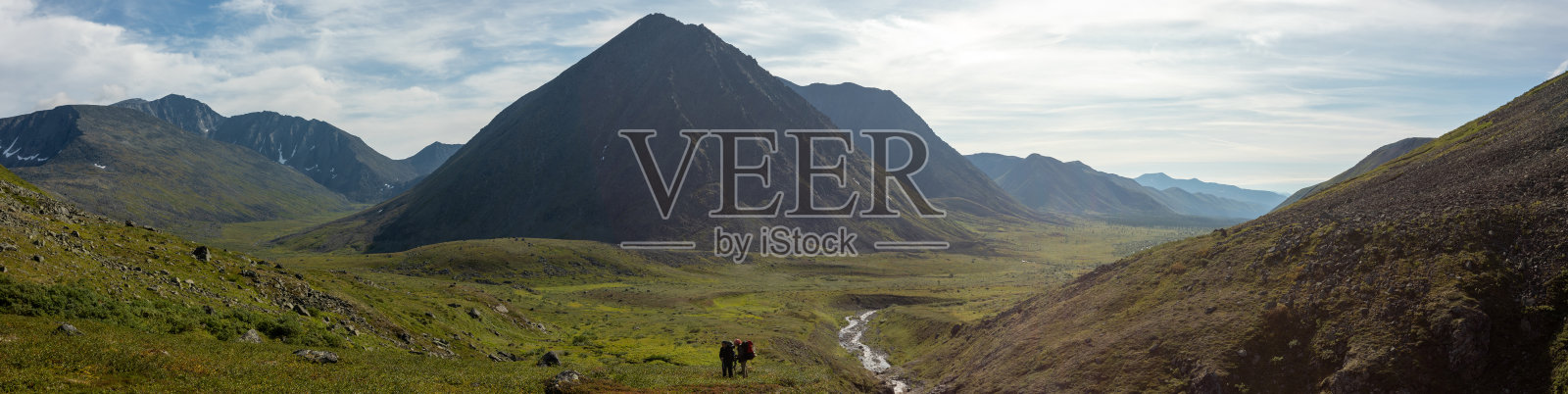 令人惊叹的山景观与彩色无云的天空。旅行和徒步旅行的概念。亚极地乌拉尔山脉。照片摄影图片