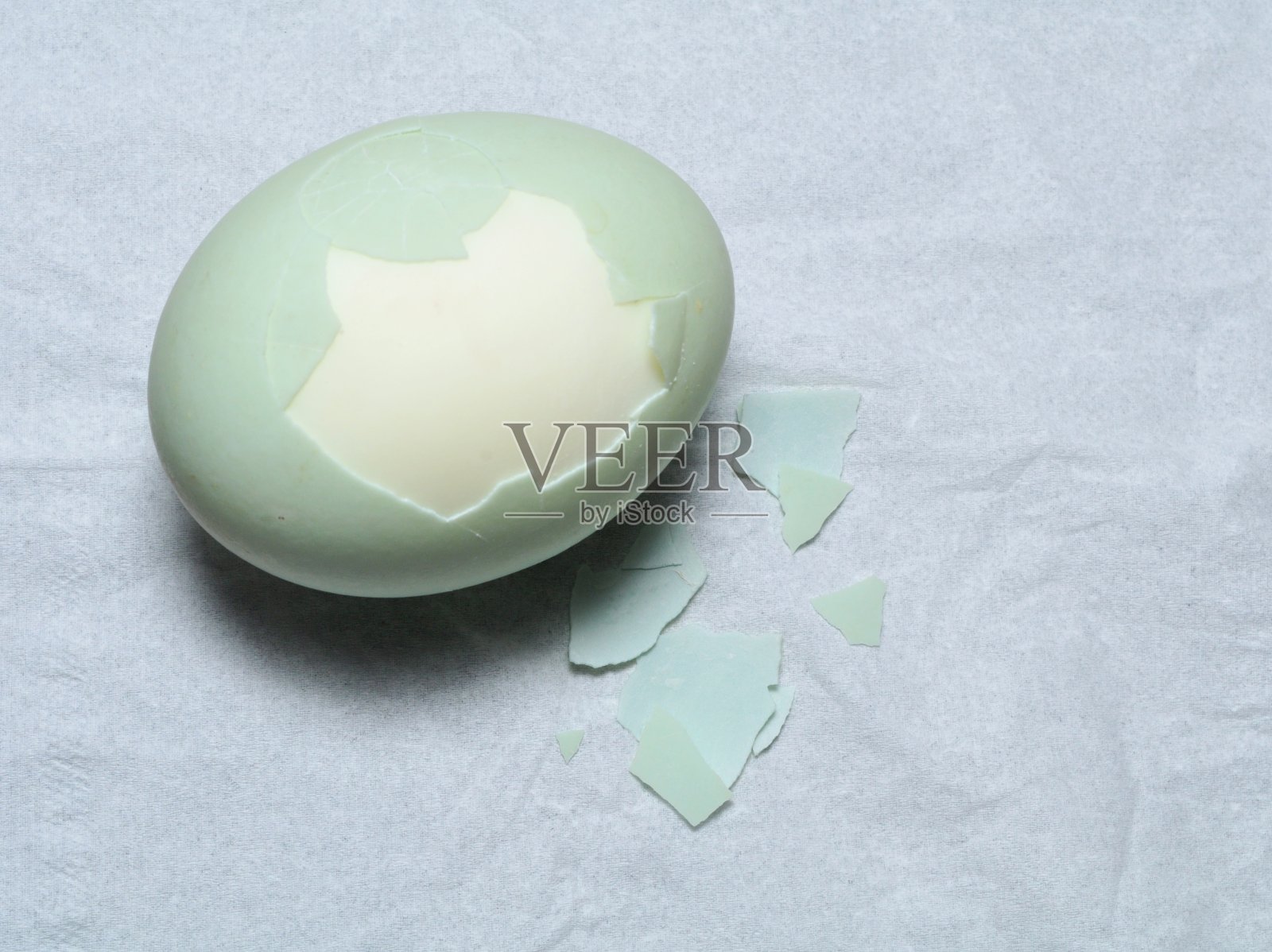 白色背景上孤立的鸭蛋照片摄影图片