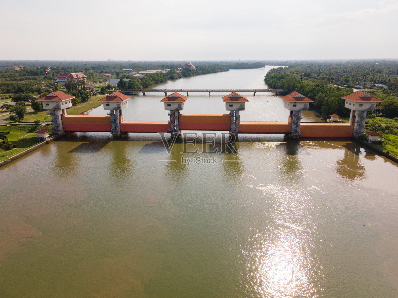 阿里尔观看邦普拉贡大坝的水闸照片摄影图片