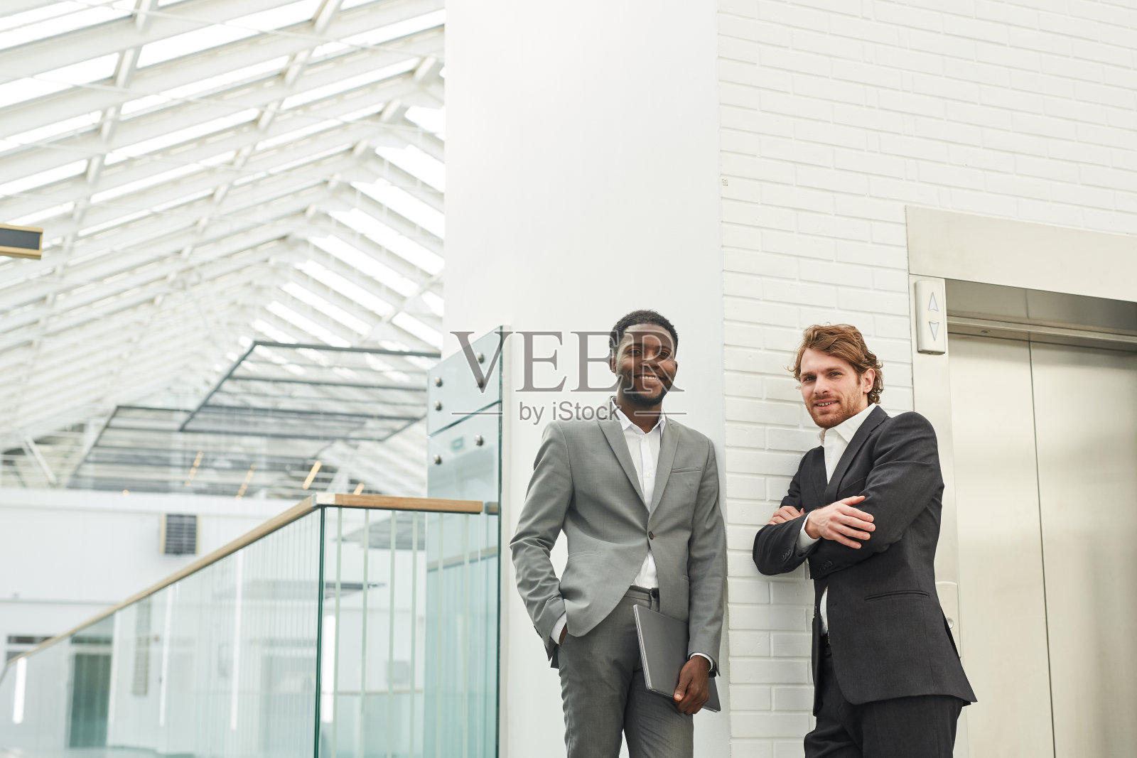 办公大楼里的两位现代商人照片摄影图片