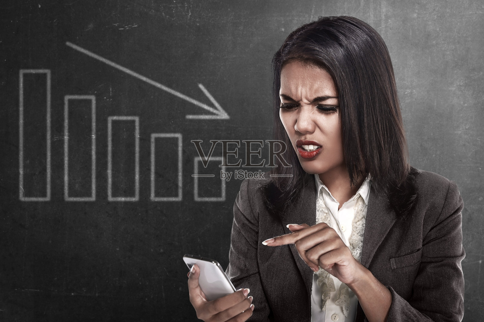 亚洲女商人心情沮丧，手机上的全球经济影响报告照片摄影图片