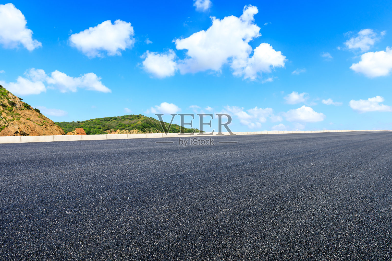 山道云天自然景观。照片摄影图片