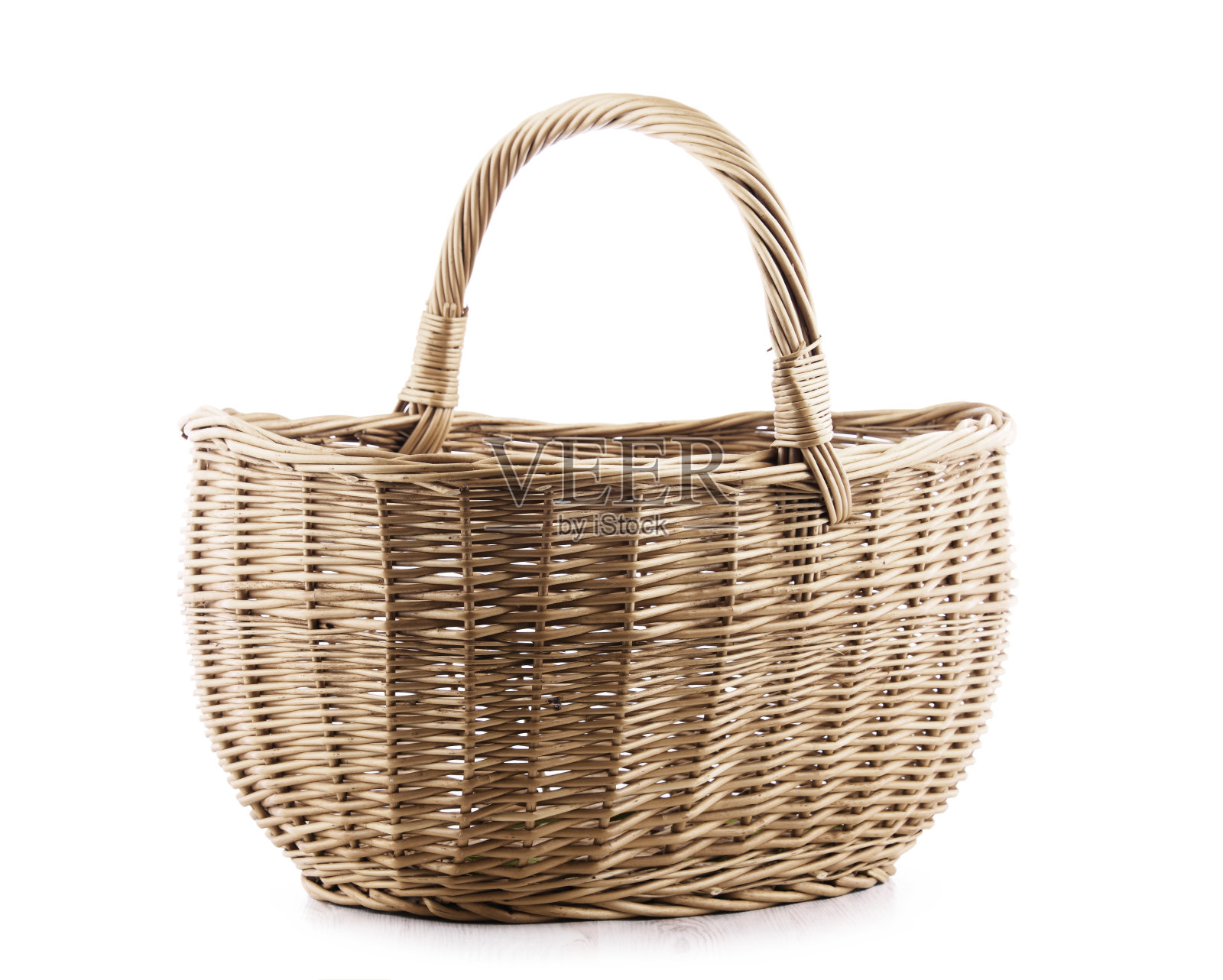 空柳条篮子孤立在白色照片摄影图片