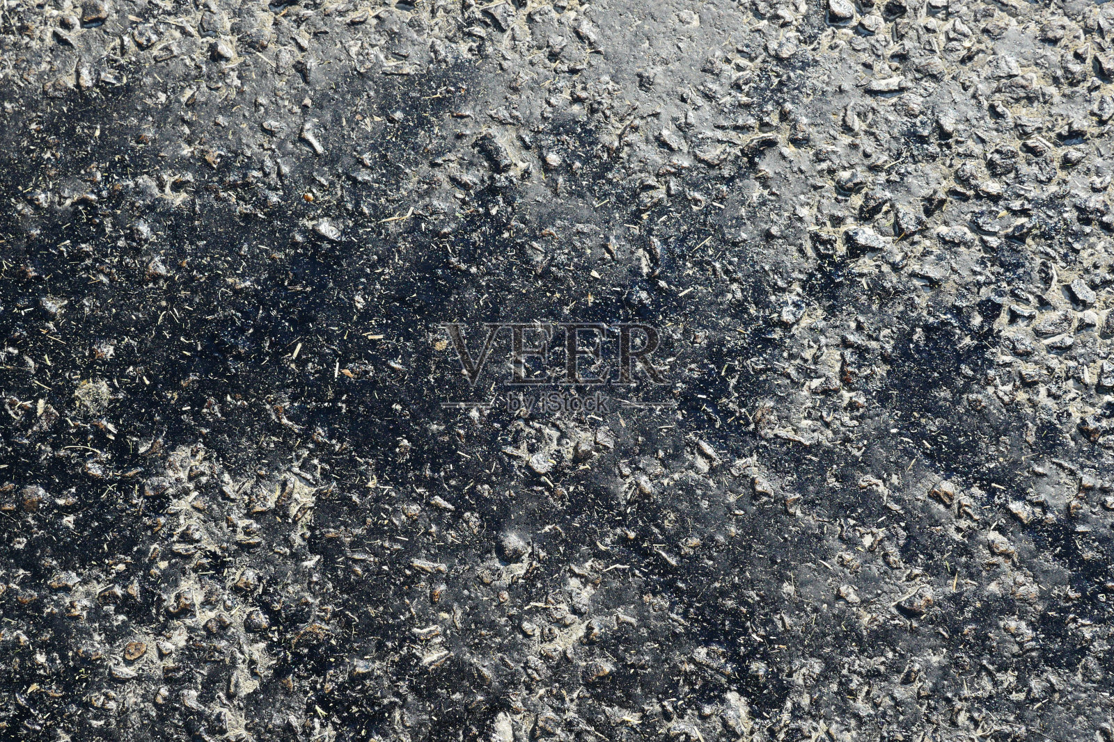 沥青路上的沥青，因为夏天的炎热而融化，沥青和沥青的融化，沥青和沥青的热融化，照片摄影图片