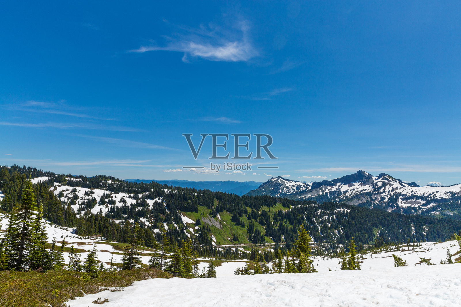 美丽的喀斯喀特山脉和火山全景照片摄影图片