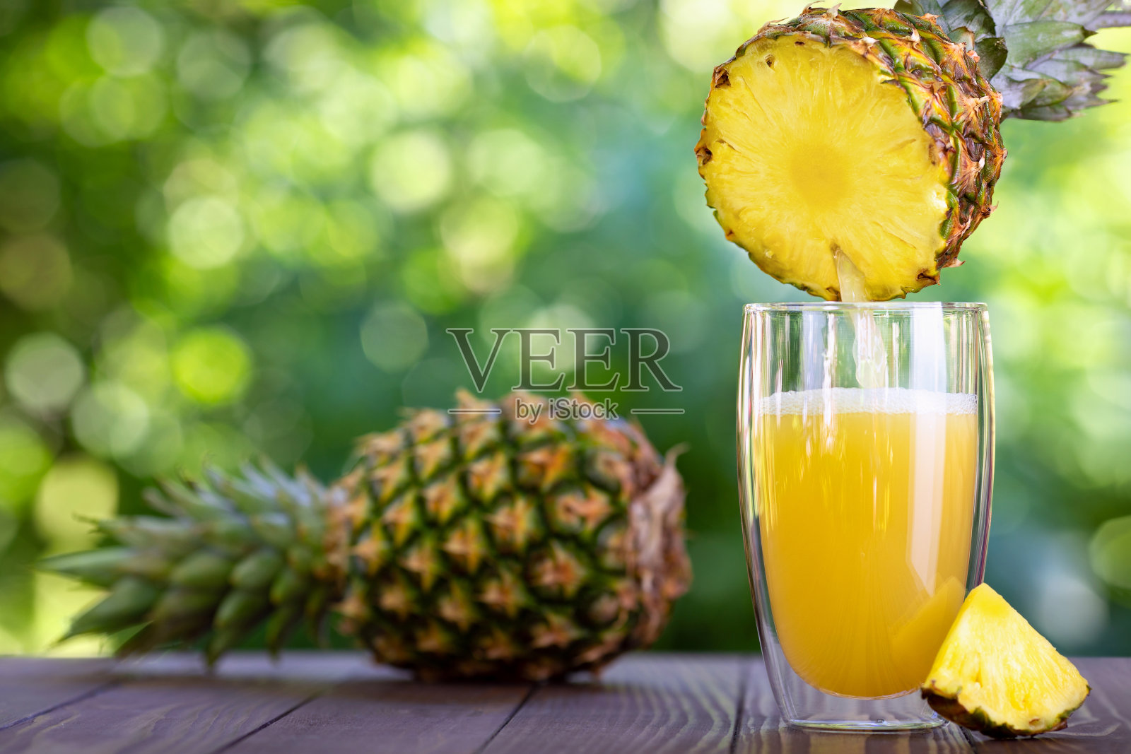 菠萝汁倒入玻璃杯照片摄影图片