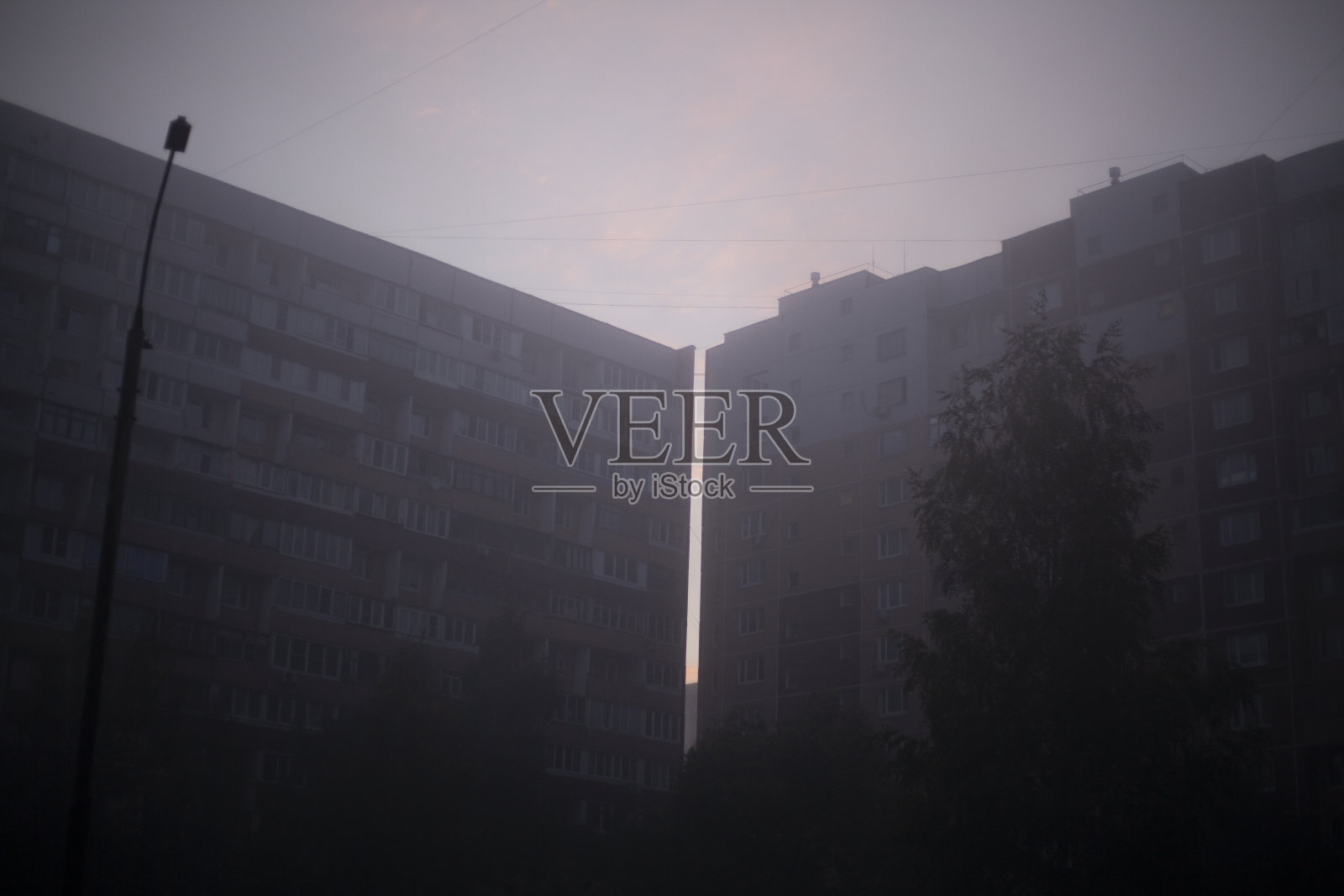 城市在雾中。照片摄影图片