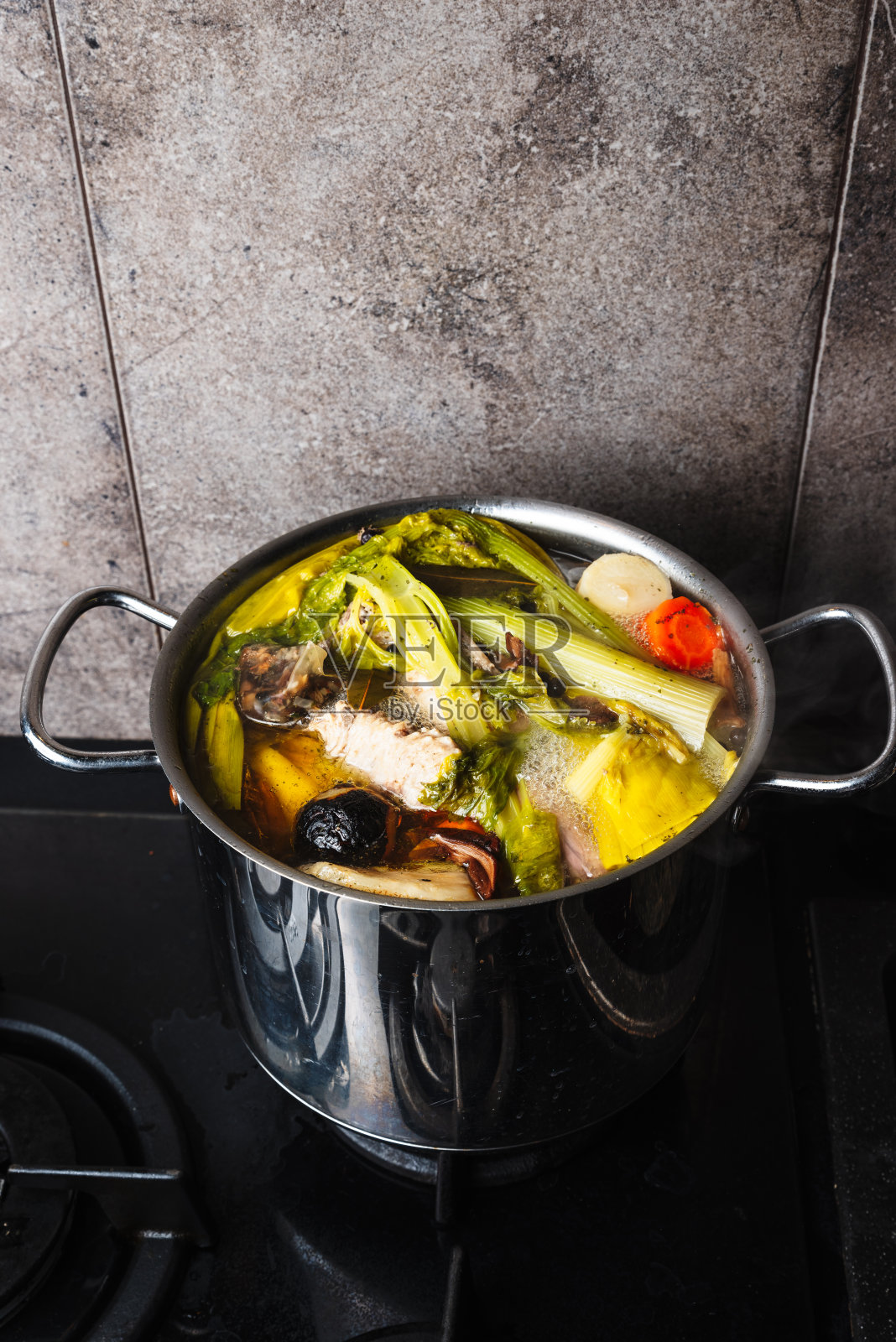 鸡肉和蔬菜的肉汤照片摄影图片