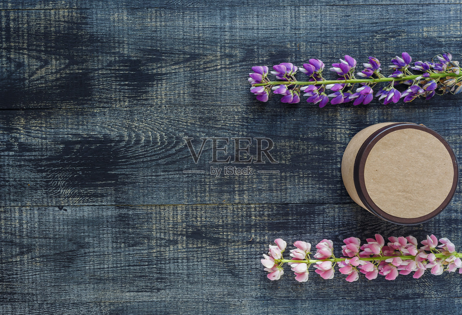 带有赫尔墨斯洋甘菊花的化妆品瓶容器商标空白标签照片摄影图片