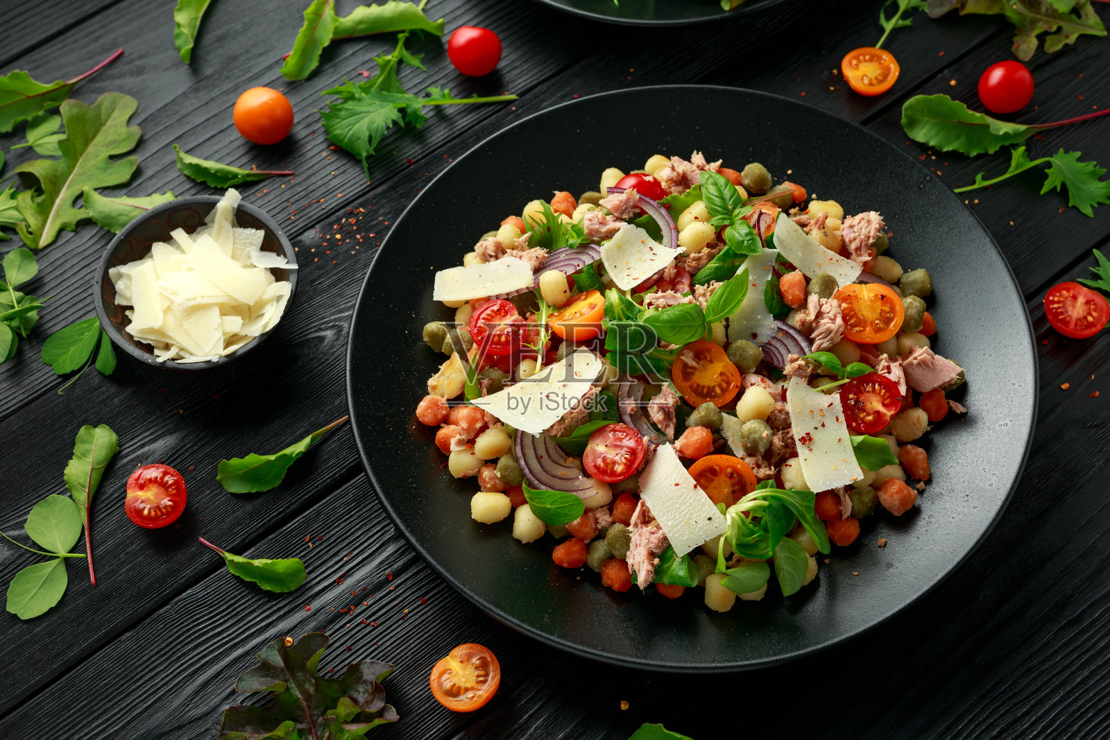 三色迷你土豆汤团，配番茄、菠菜、时令沙拉叶和帕玛森芝士照片摄影图片
