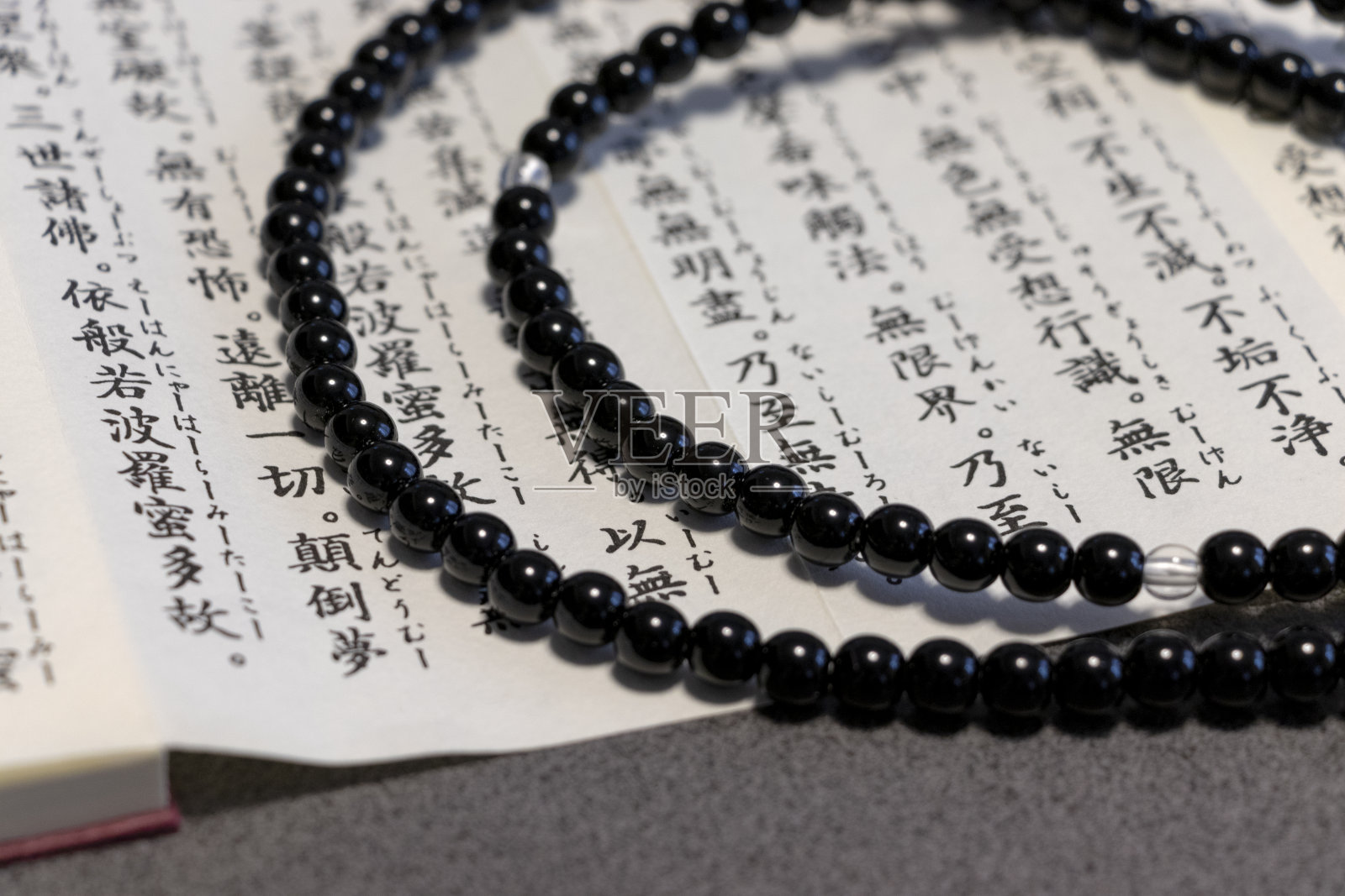 桌上有日本佛教寺庙的念经和经书照片摄影图片