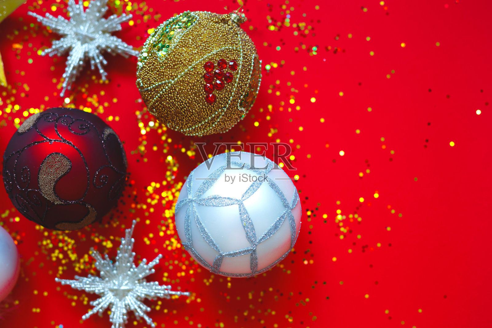 美丽的圣诞球和星星在红色的背景与闪光照片摄影图片