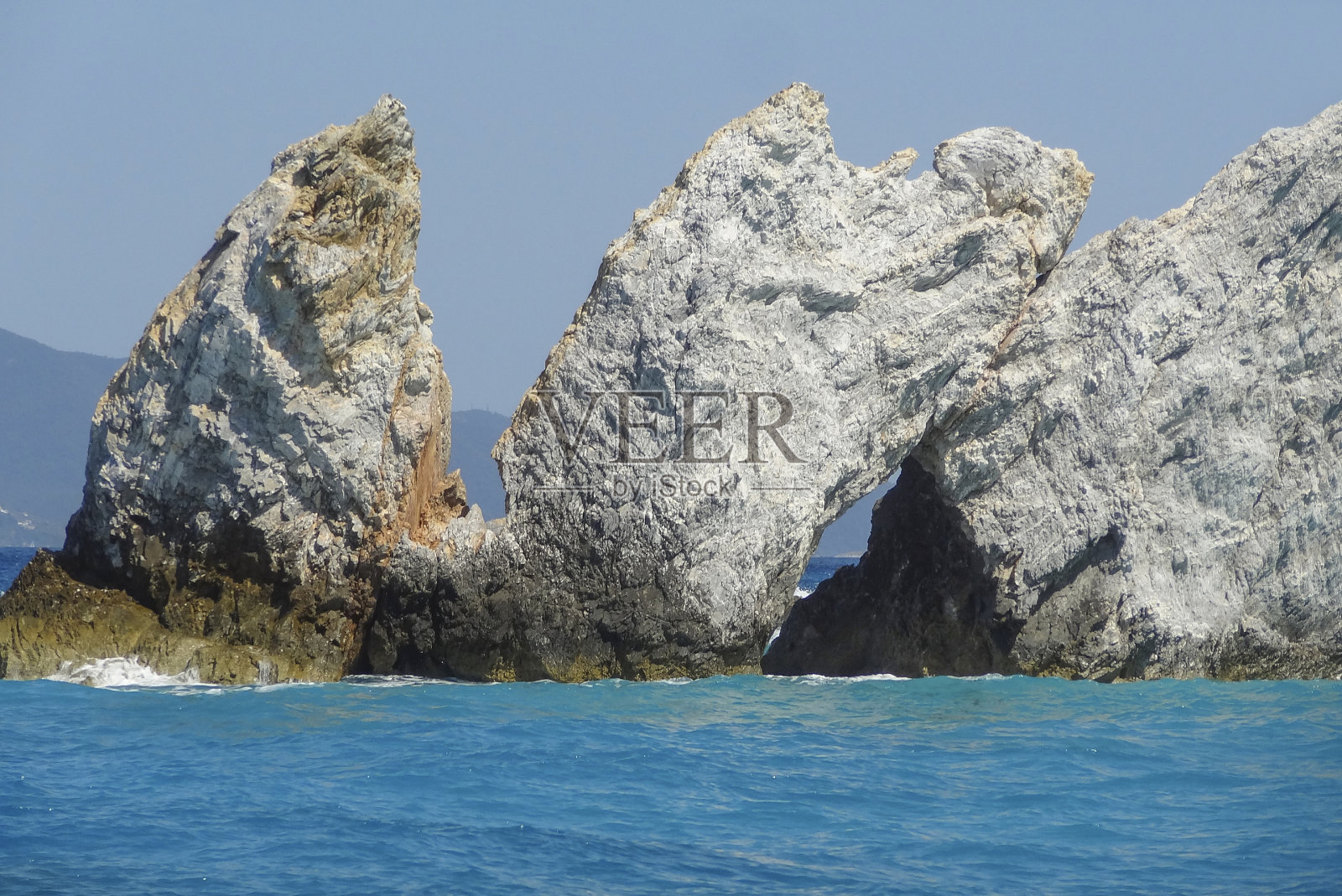 拉拉利亚海滩的岩层照片摄影图片