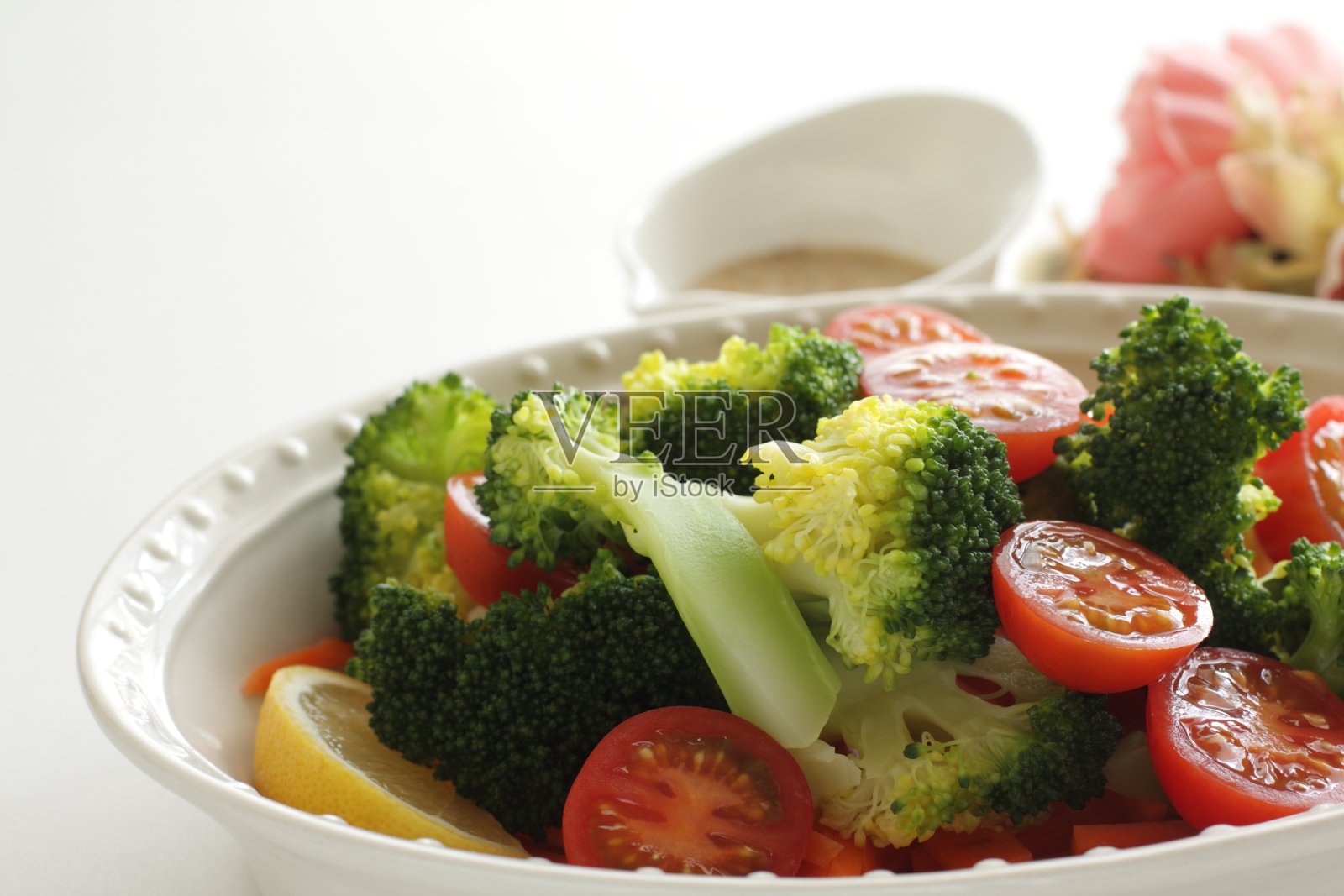 自制煮花椰菜和樱桃番茄沙拉照片摄影图片