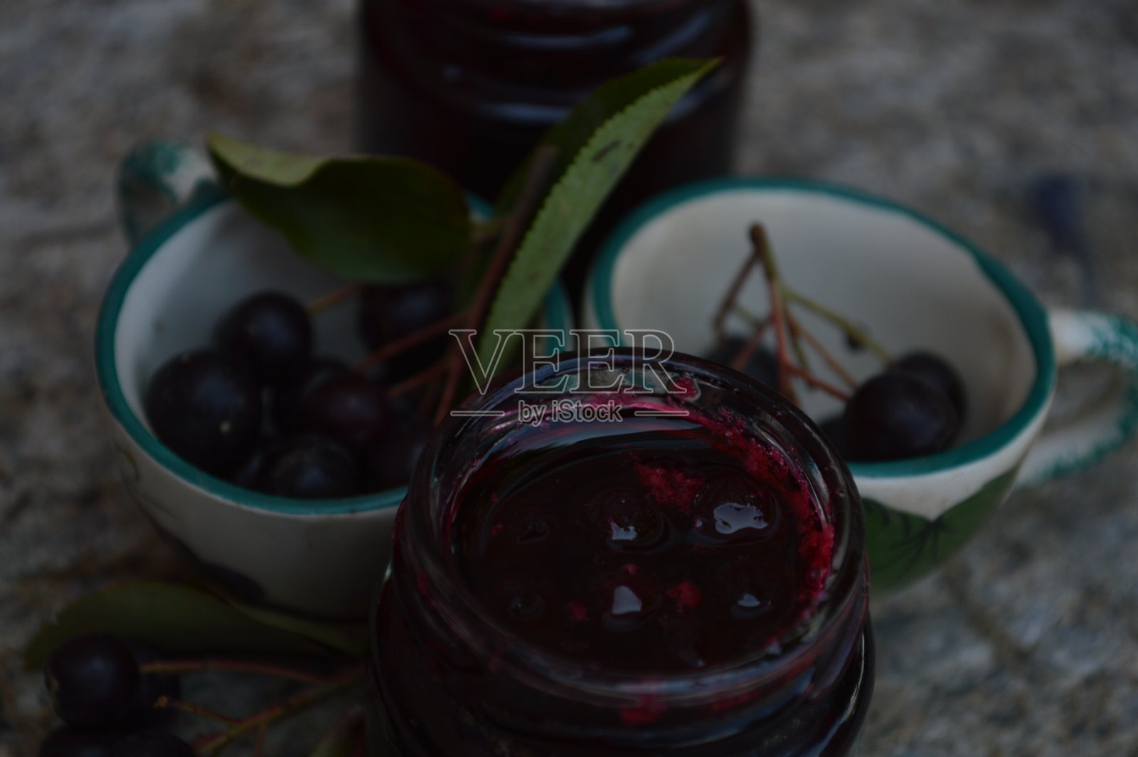 野蔷薇果酱旁边放着新鲜浆果。玻璃罐中自制的野蔷薇果酱和杯中新鲜野蔷薇浆果。
野蔷薇果酱旁边放着新鲜浆果。玻璃罐中自制的野蔷薇果酱和杯中新鲜野蔷薇浆果。照片摄影图片