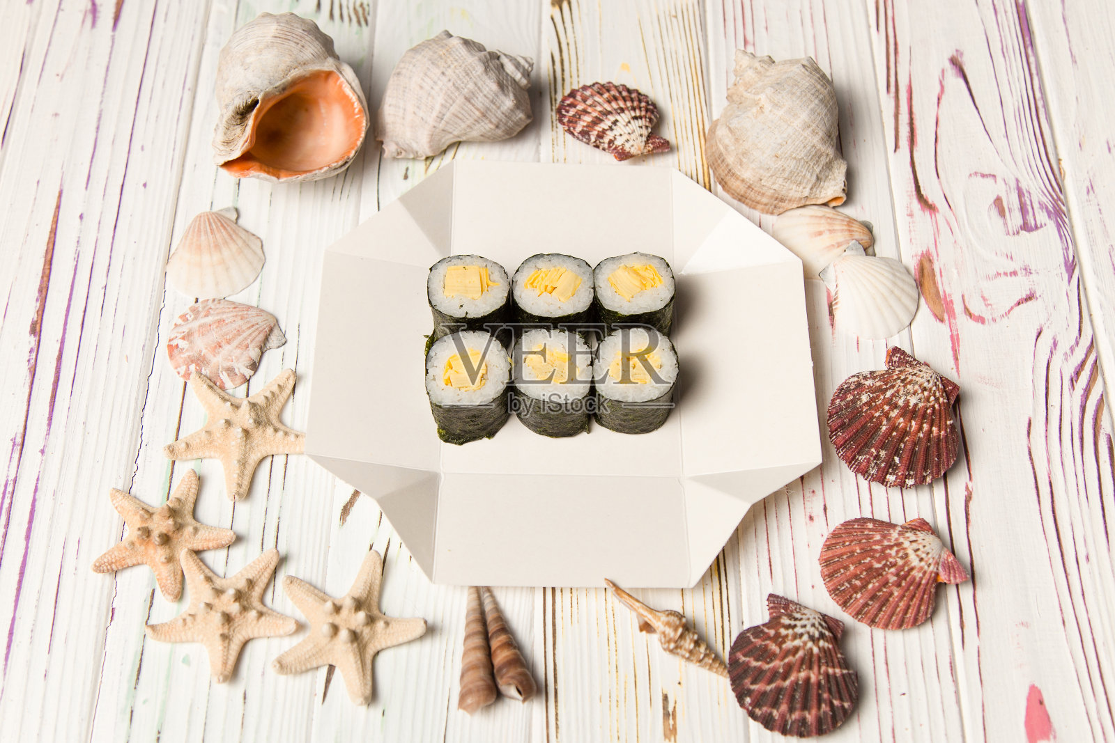 日本田鸡烧卷与蛋卷(田鸡)和大米包装紫菜纸盒外卖背景与壳照片摄影图片