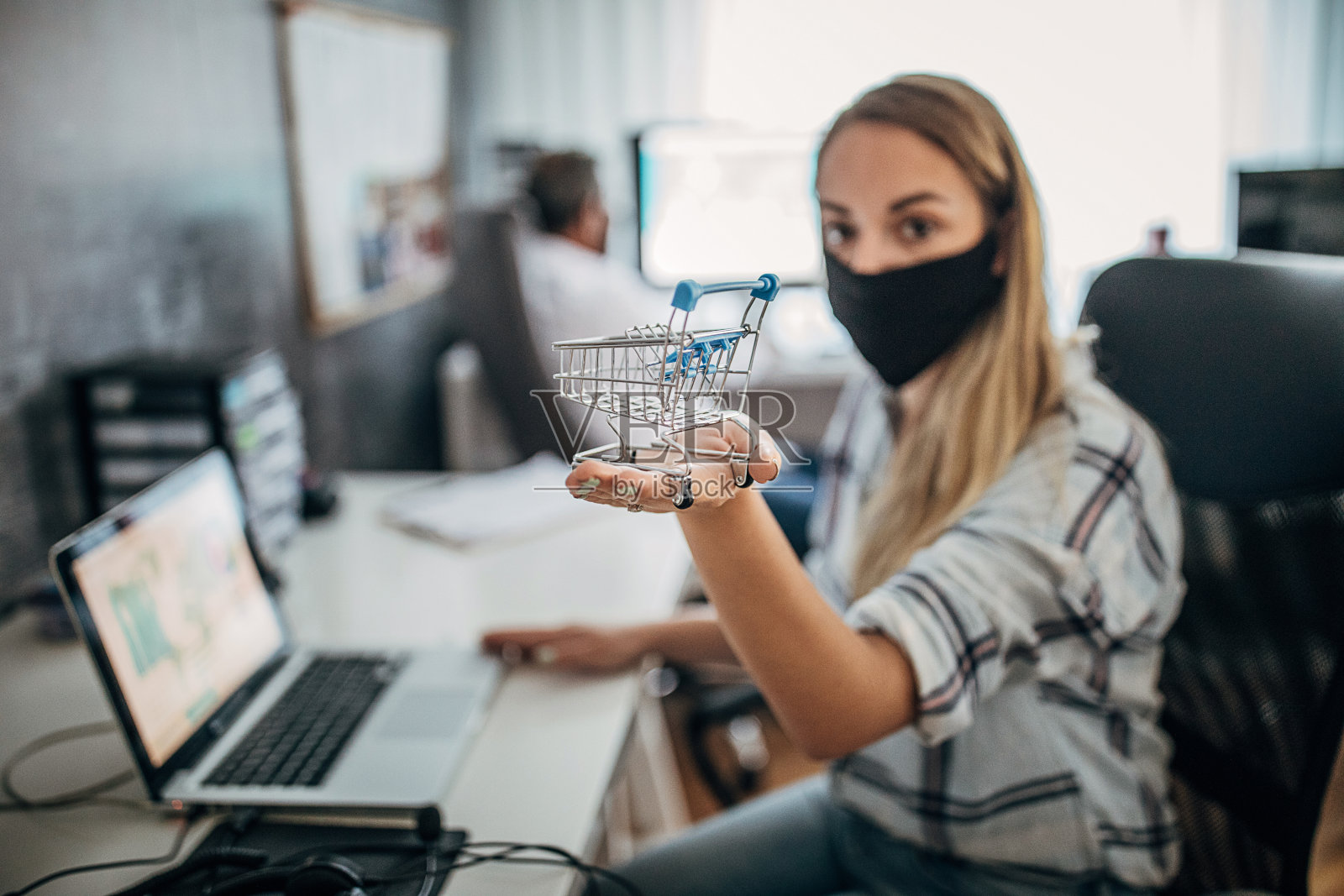 一位在办公室工作的妇女正推着一辆小购物车照片摄影图片