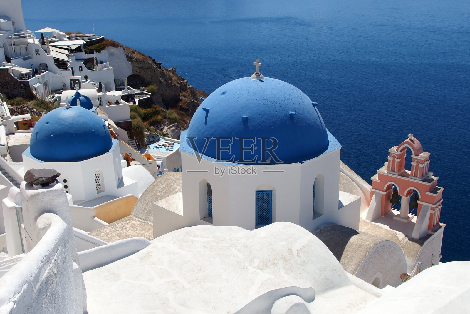 阳光明媚的夏日，圣托里尼岛伊亚镇的鸟瞰图照片摄影图片