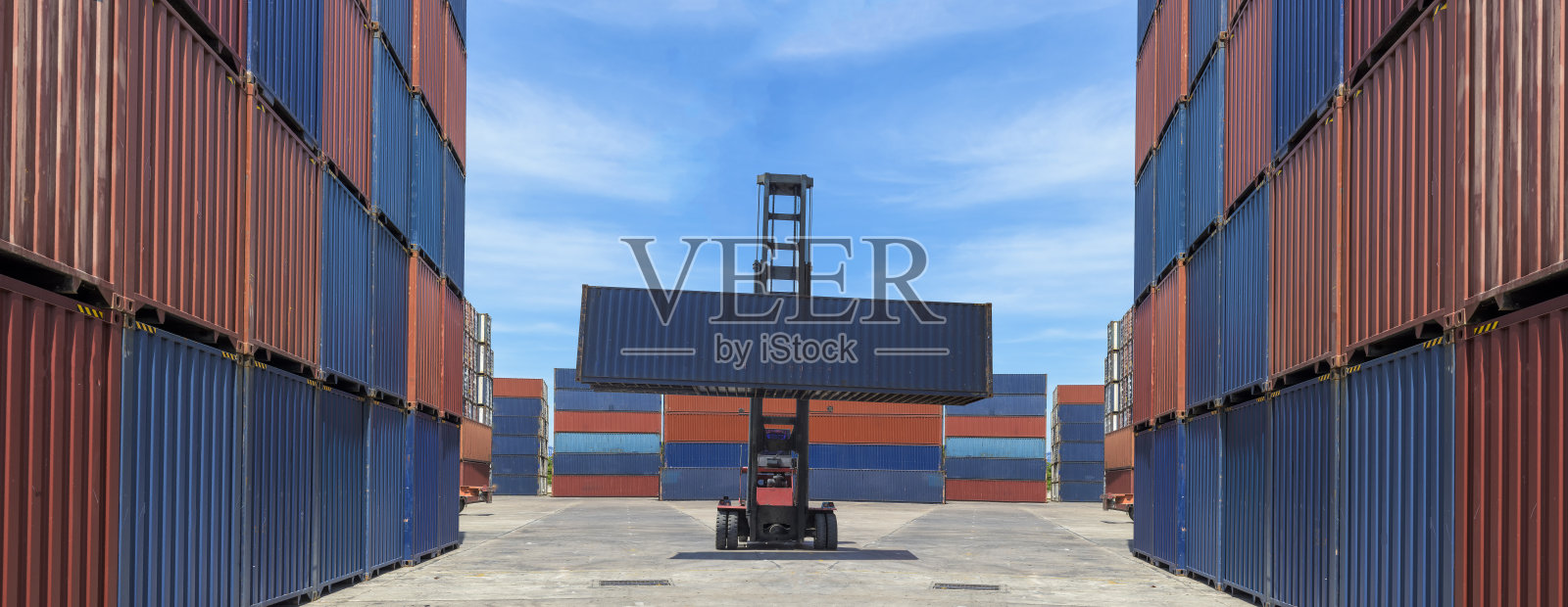 以物流领域为背景的船厂集装箱货物吊装照片摄影图片