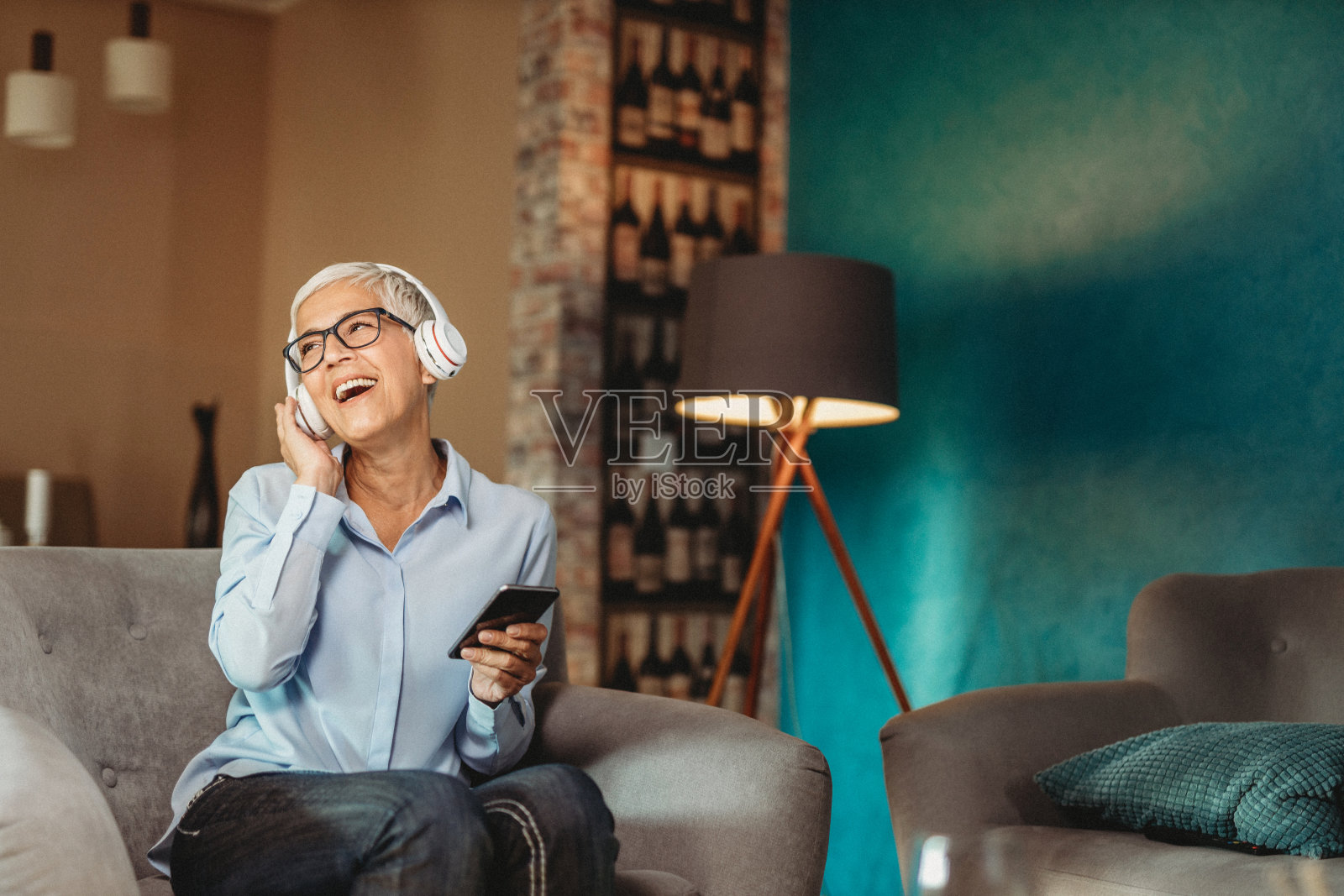 妇女在家照片摄影图片