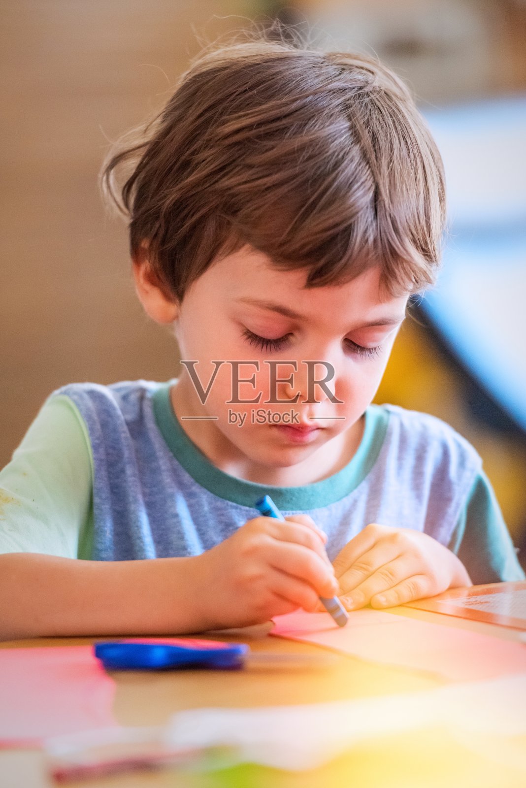 小男孩在开学第一天忙碌地在书桌前学习照片摄影图片