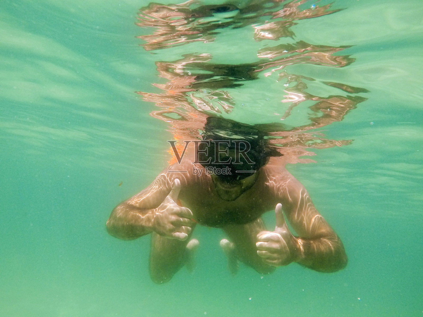 男孩潜入海中照片摄影图片