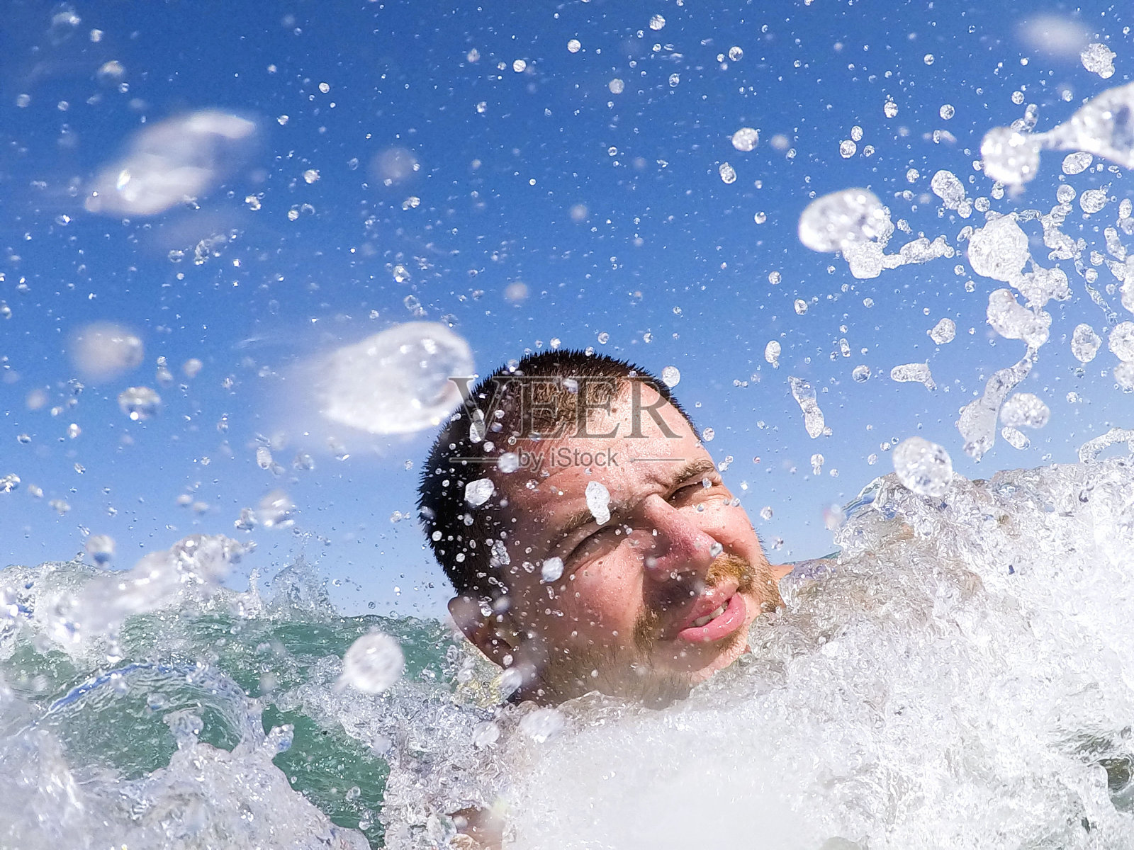 有魅力的年轻人在海里游泳照片摄影图片