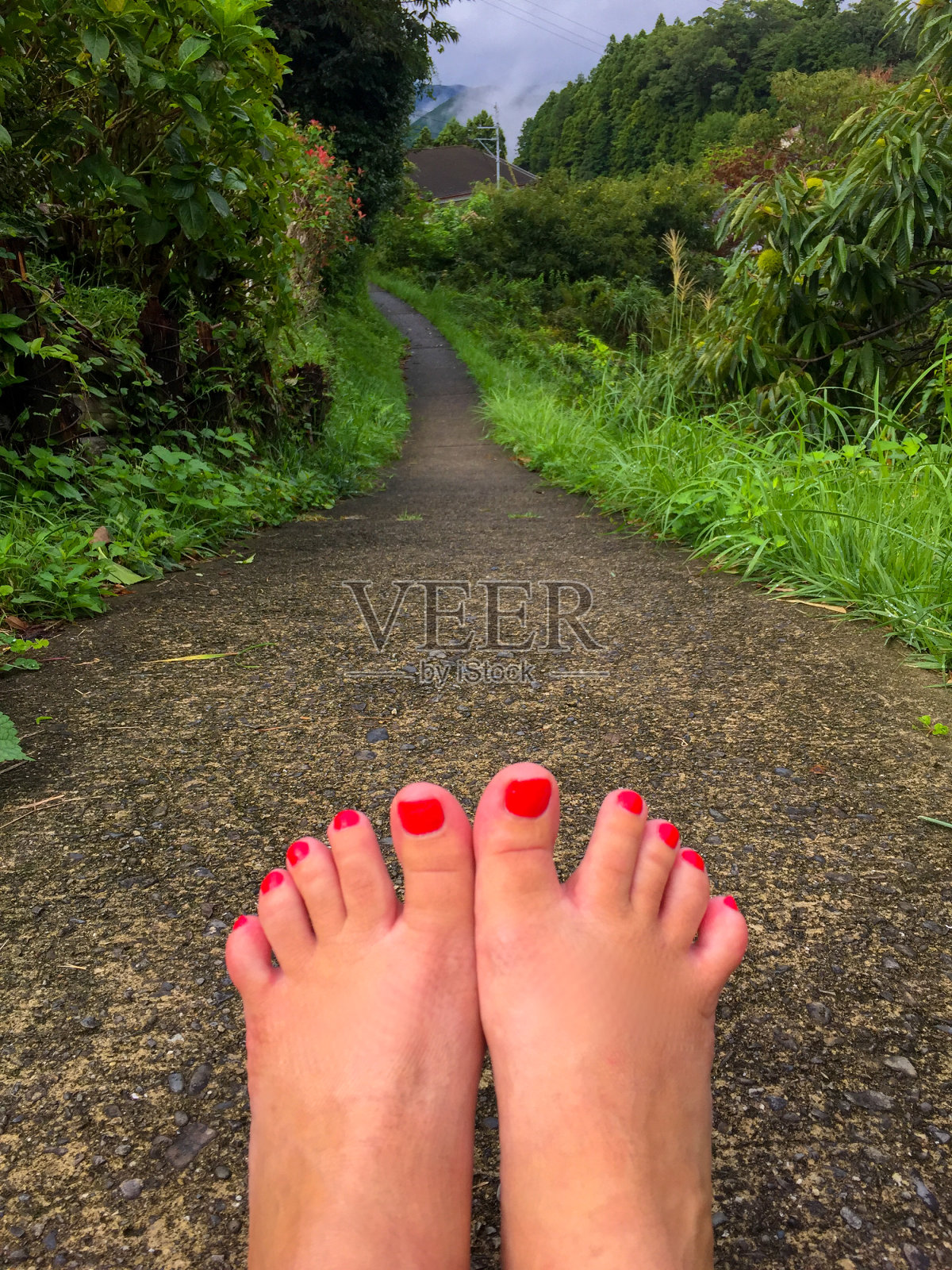 赤脚走熊野古道照片摄影图片