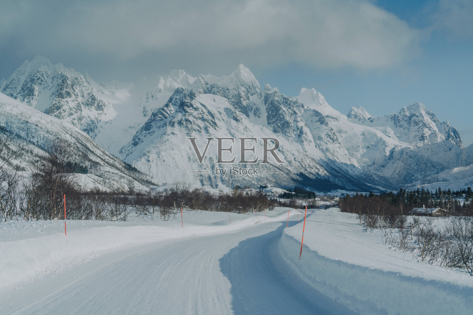 从汽车上看罗浮敦群岛冬季的风景照片摄影图片