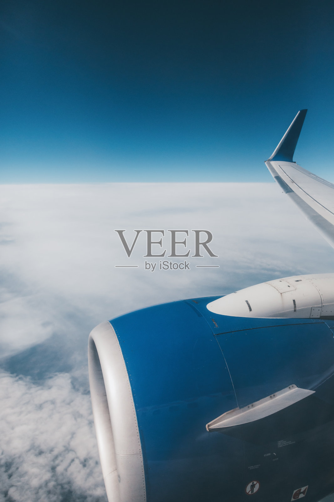 飞行中的飞机机翼照片摄影图片