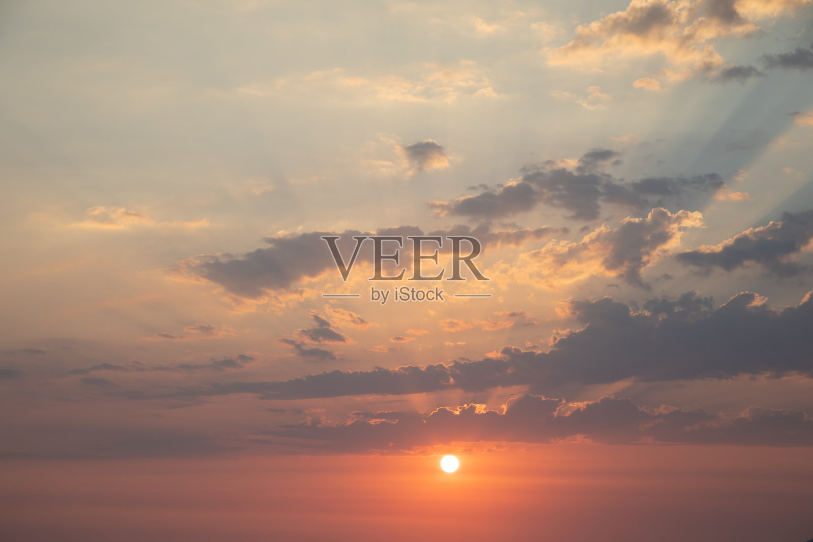 美丽多彩的多云日落天空背景照片摄影图片