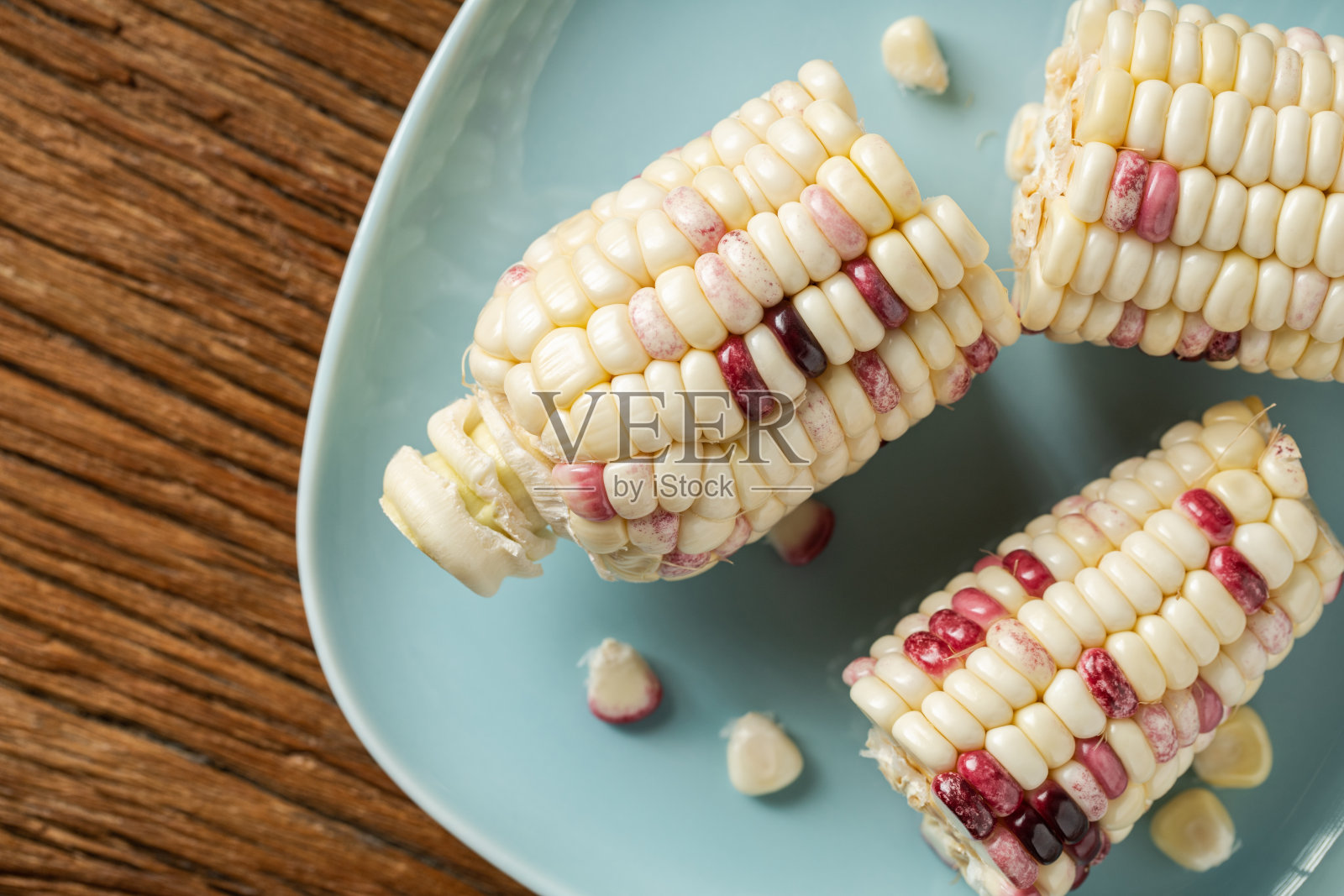 白色背景上的玉米照片摄影图片