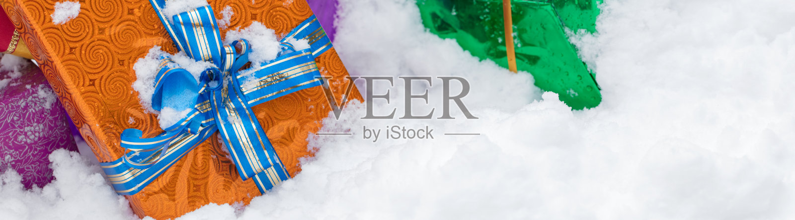 圣诞礼物在雪中照片摄影图片