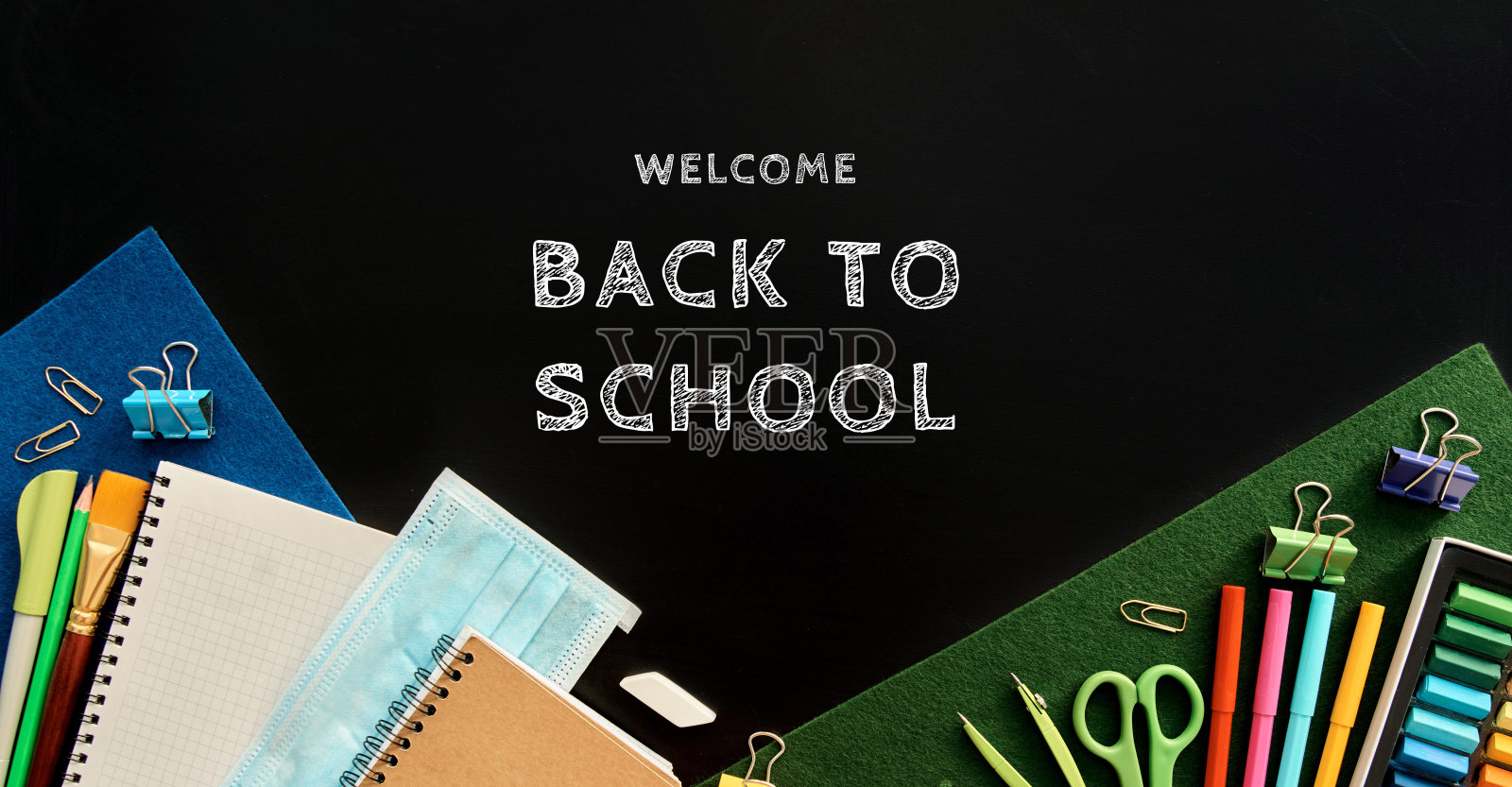 文具设置为黑色背景。学校用品俯视图为广告和促销项目。返校理念照片摄影图片