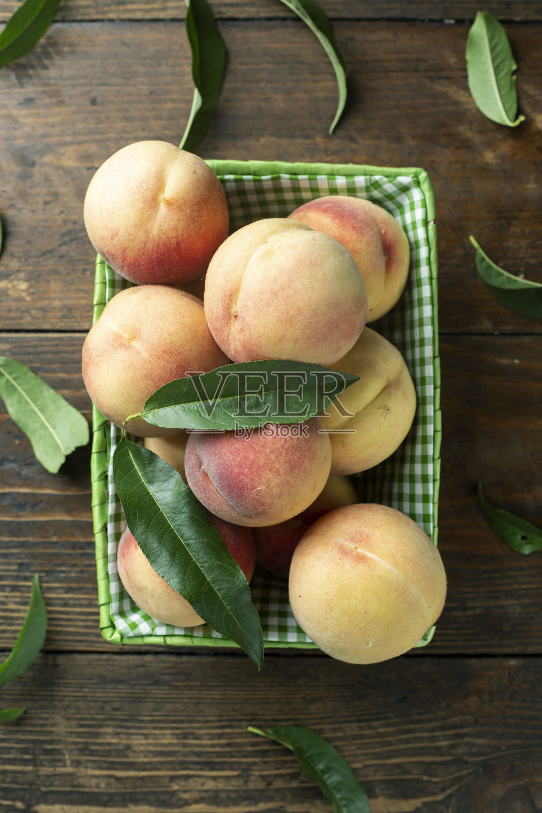 熟透的桃子装在篮子里照片摄影图片